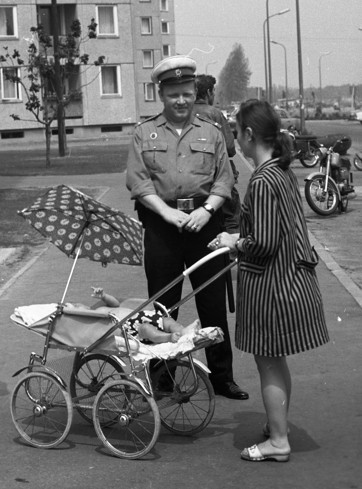 Magyarország, Újpalota, Budapest XV., Nyírpalota (Hevesi Gyula) út a Fő tér felé nézve, a háttérben balra a Nyírpalota (Hevesi Gyula) út 16., 1972, Magyar Rendőr, babakocsi, Budapest, csíkos ruha, rendőr, napernyő, Fortepan #65930