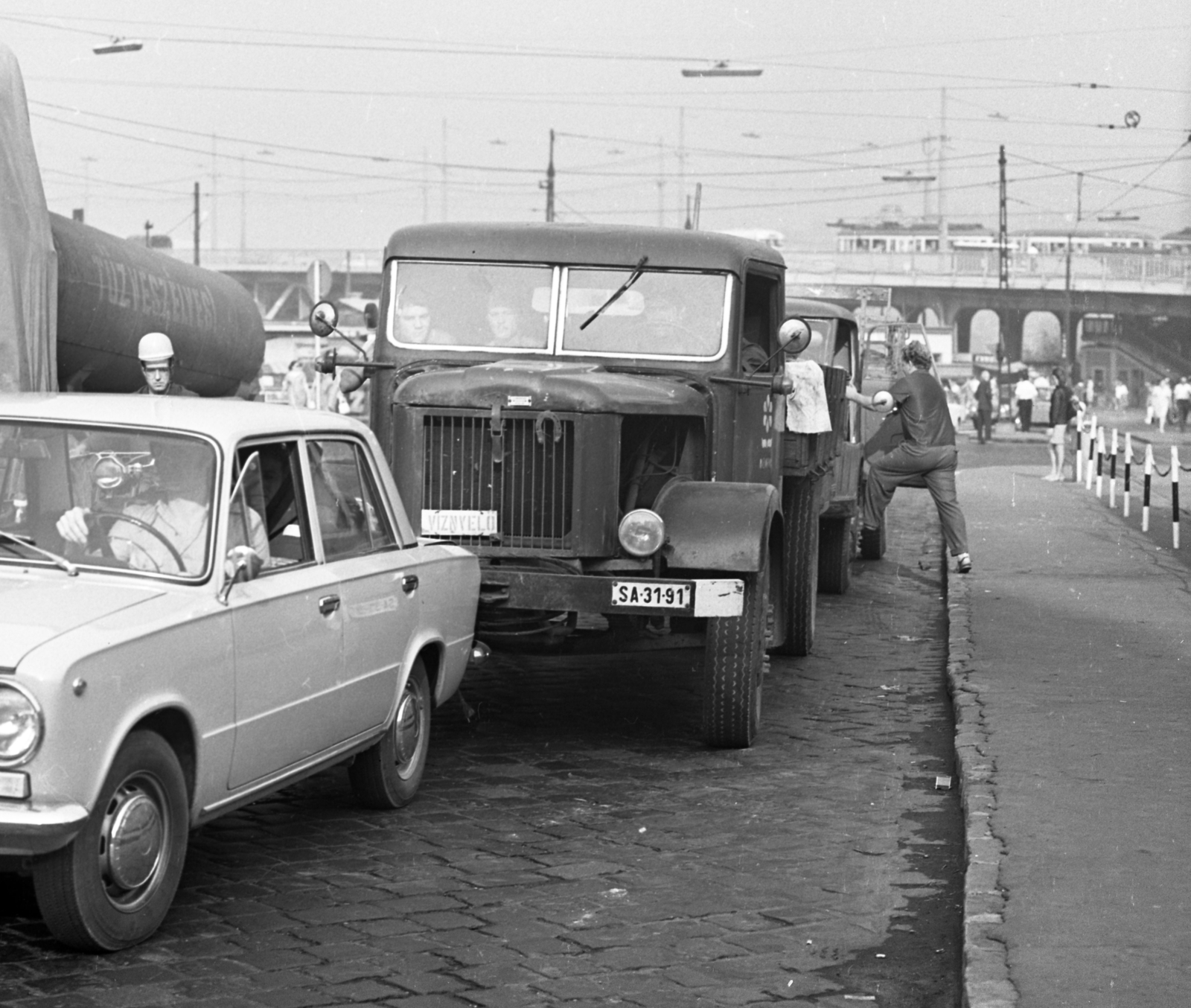 Hungary, Budapest IX., Boráros tér, háttérben a Petőfi híd., 1972, Magyar Rendőr, traffic, commercial vehicle, Csepel-brand, number plate, Budapest, horseshoe, Fortepan #65931