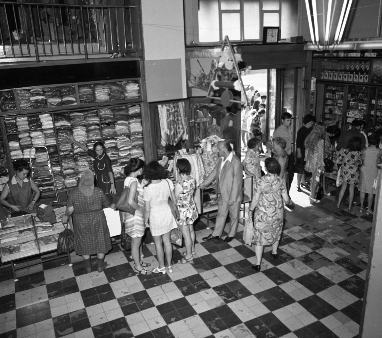 Hungary, Pécs, Bajcsy-Zsilinszky utca, Centrum Áruház., 1972, Magyar Rendőr, store, neon lights, clothing store, Fortepan #65933