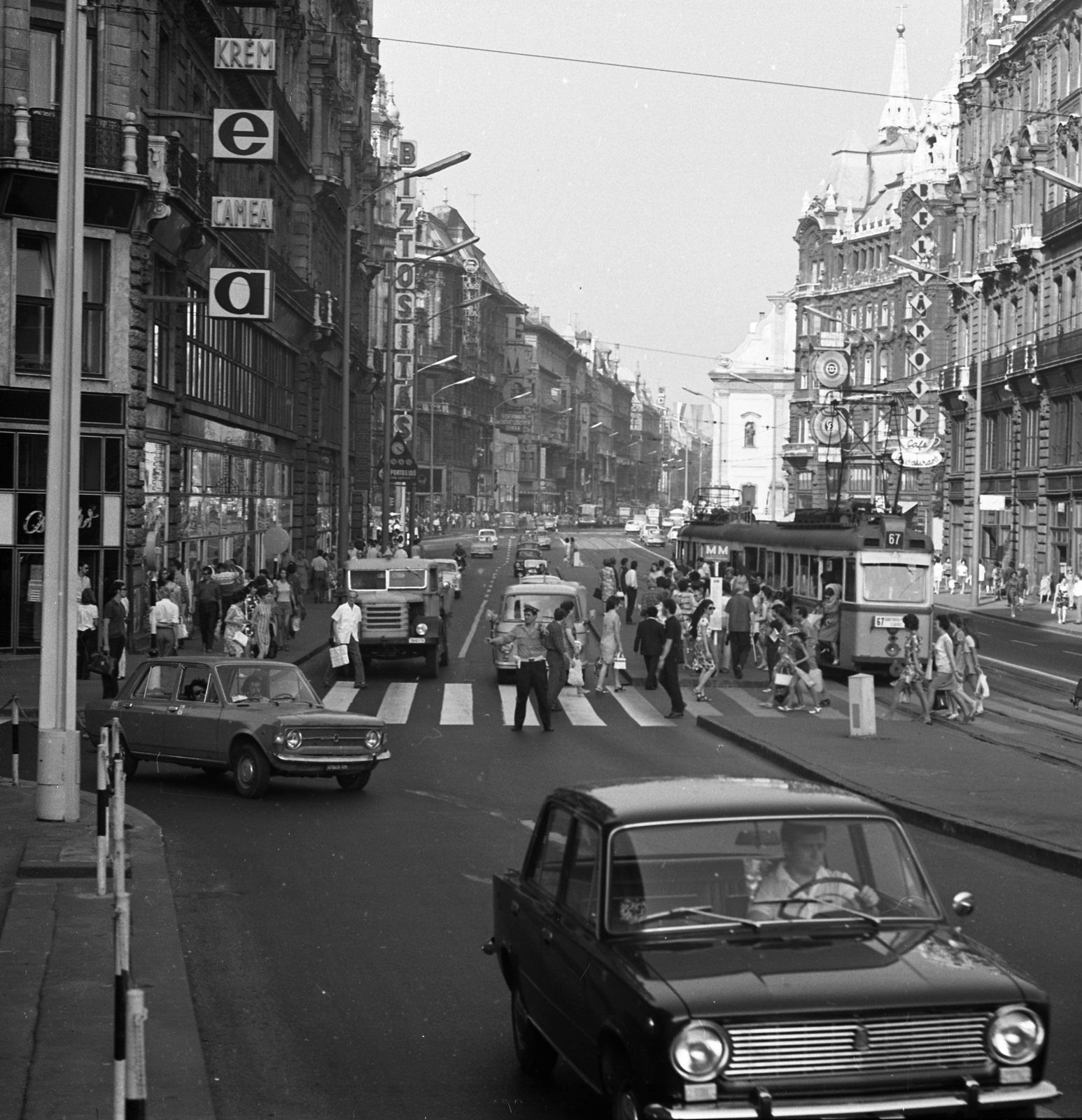 Hungary, Budapest V., Szabad sajtó út a Ferenciek tere (Felszabadulás tér) felé nézve, balra a Váci utca torkolata., 1972, Magyar Rendőr, neon sign, Lada-brand, Baroque-style, Catholic Church, tram stop, automobile, neon sign, Budapest, Franciscans, tram, Fortepan #65937