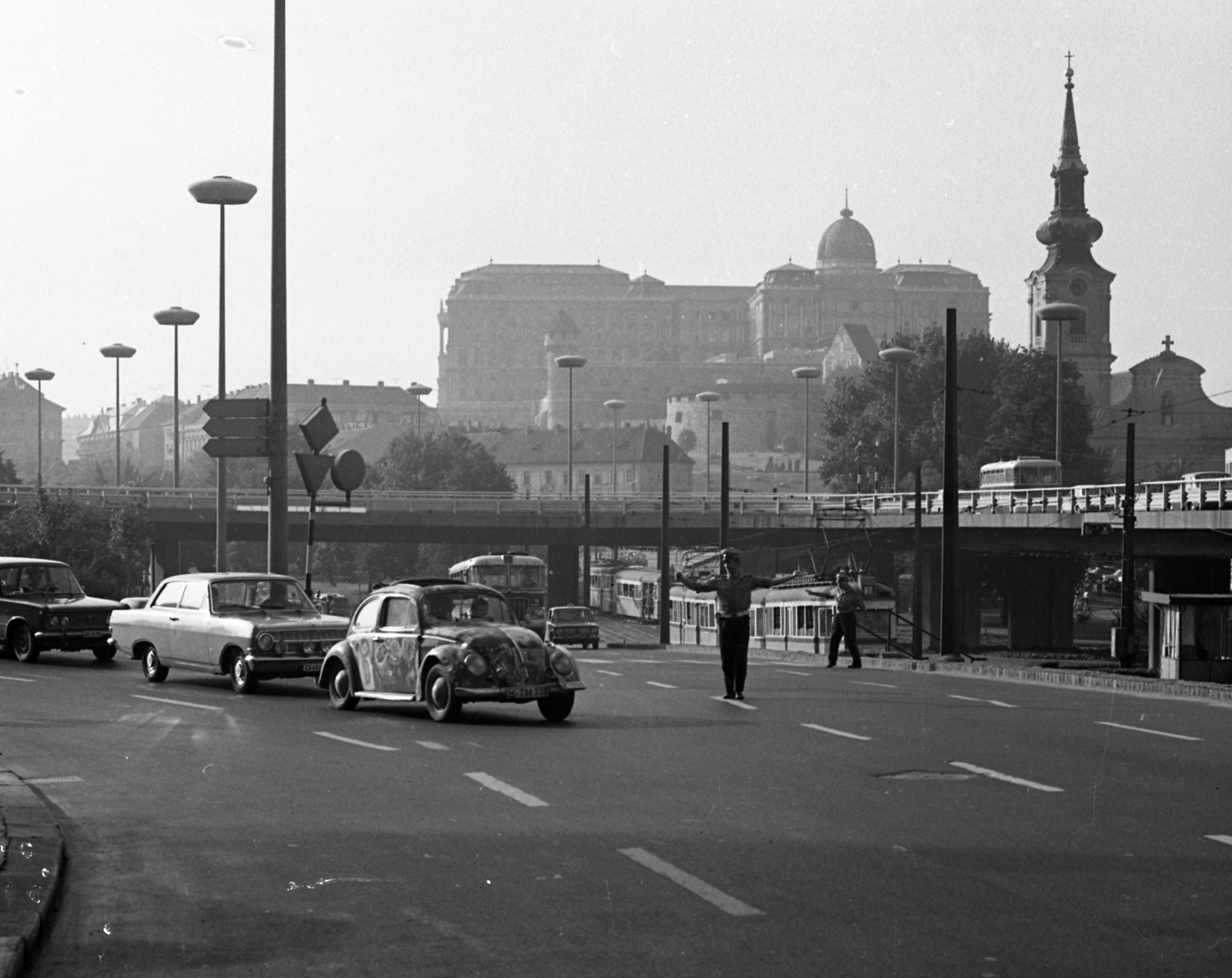 Hungary, Budapest I., Döbrentei tér, az Erzsébet híd lehajtója, háttérben a budai Vár., 1972, Magyar Rendőr, Volkswagen-brand, Volkswagen Beetle, Budapest, Fortepan #65940