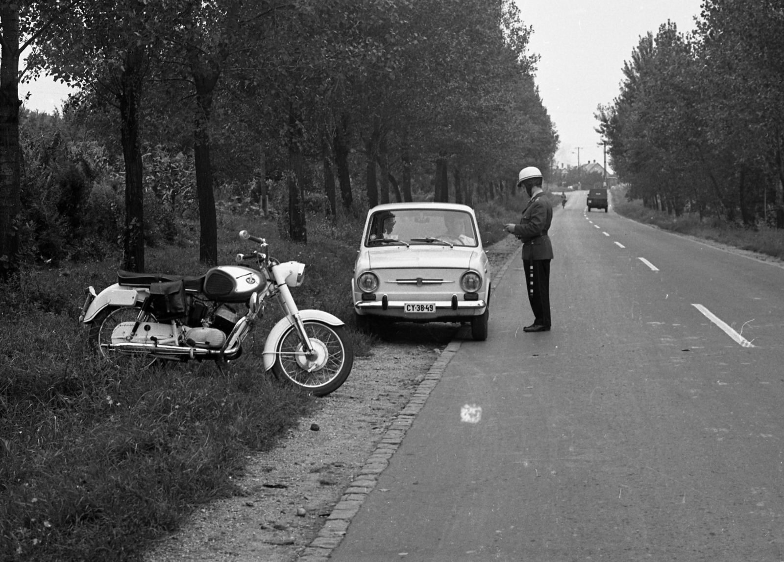 Hungary, 1972, Magyar Rendőr, motorcycle, Fiat-brand, cop, identity check, number plate, Fortepan #65943