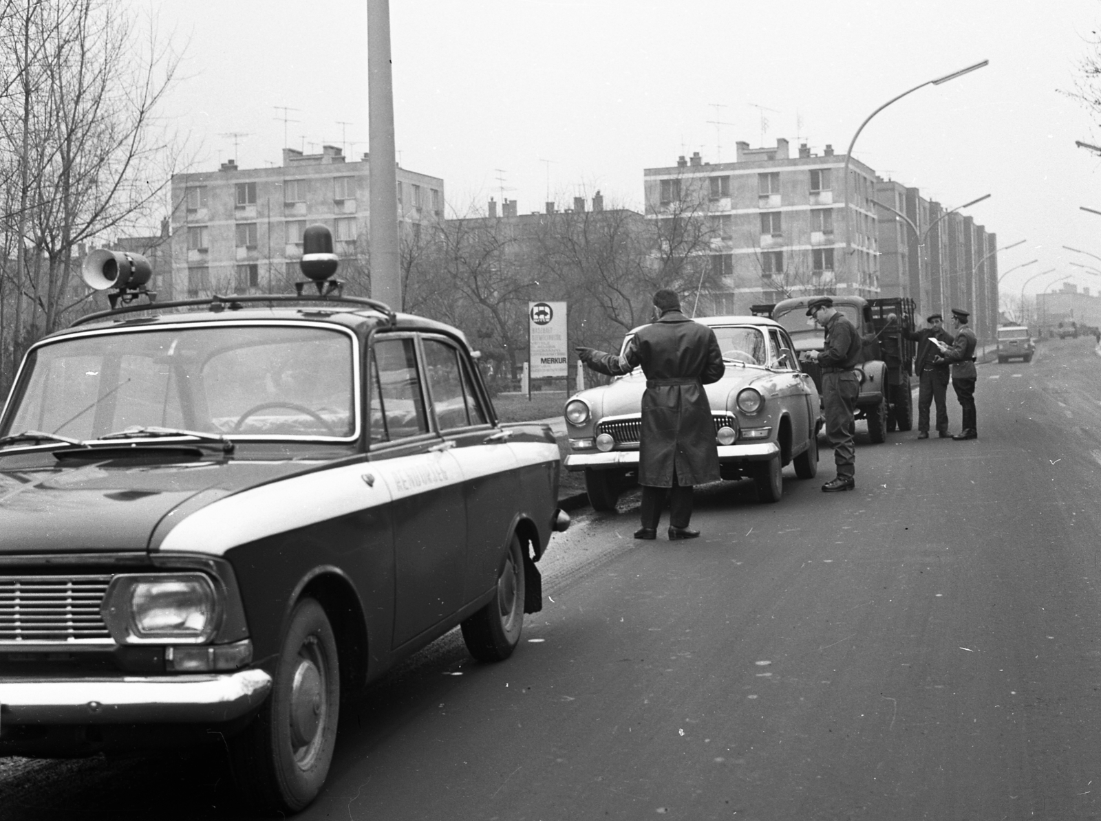 Hungary, Székesfehérvár, Horvát István utca a Kaszap István (Fürst Sándor) utca felől a Prohászka Ottokár (Lenin) út kereszteződése felé nézve., 1972, Magyar Rendőr, M21 Wolga, police vehicle, Moskvitch-brand, roadside vehicle checks, vehicular beacon, blocks, public lighting, leather jacket, uniform, Merkur Passenger Car Retailer Company, Fortepan #65944