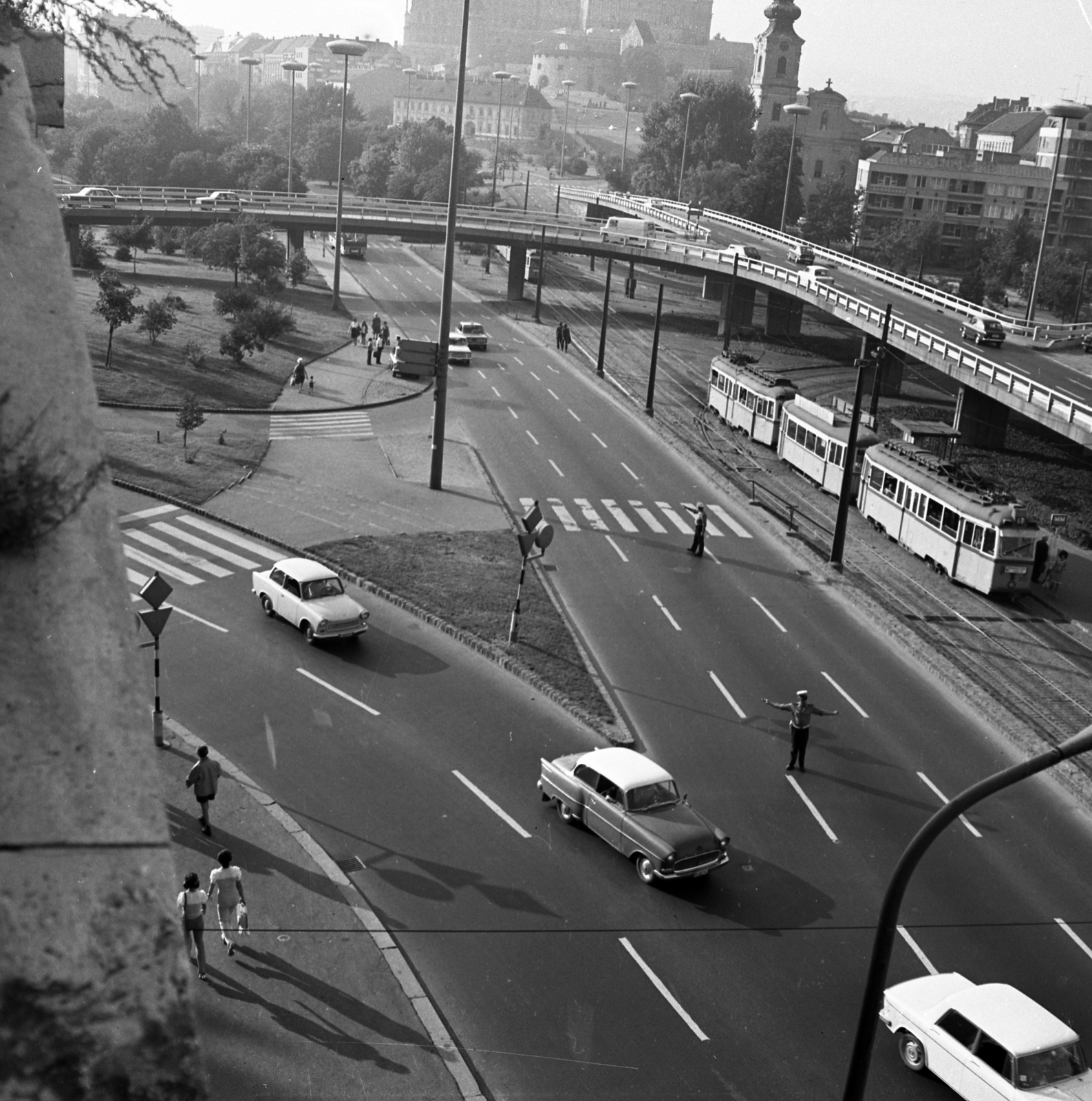 Hungary, Budapest I., Döbrentei tér, az Erzsébet híd lehajtója a Szent Gellért lépcsőtől a budai Vár felé nézve., 1972, Magyar Rendőr, tram, Budapest, Fortepan #65945