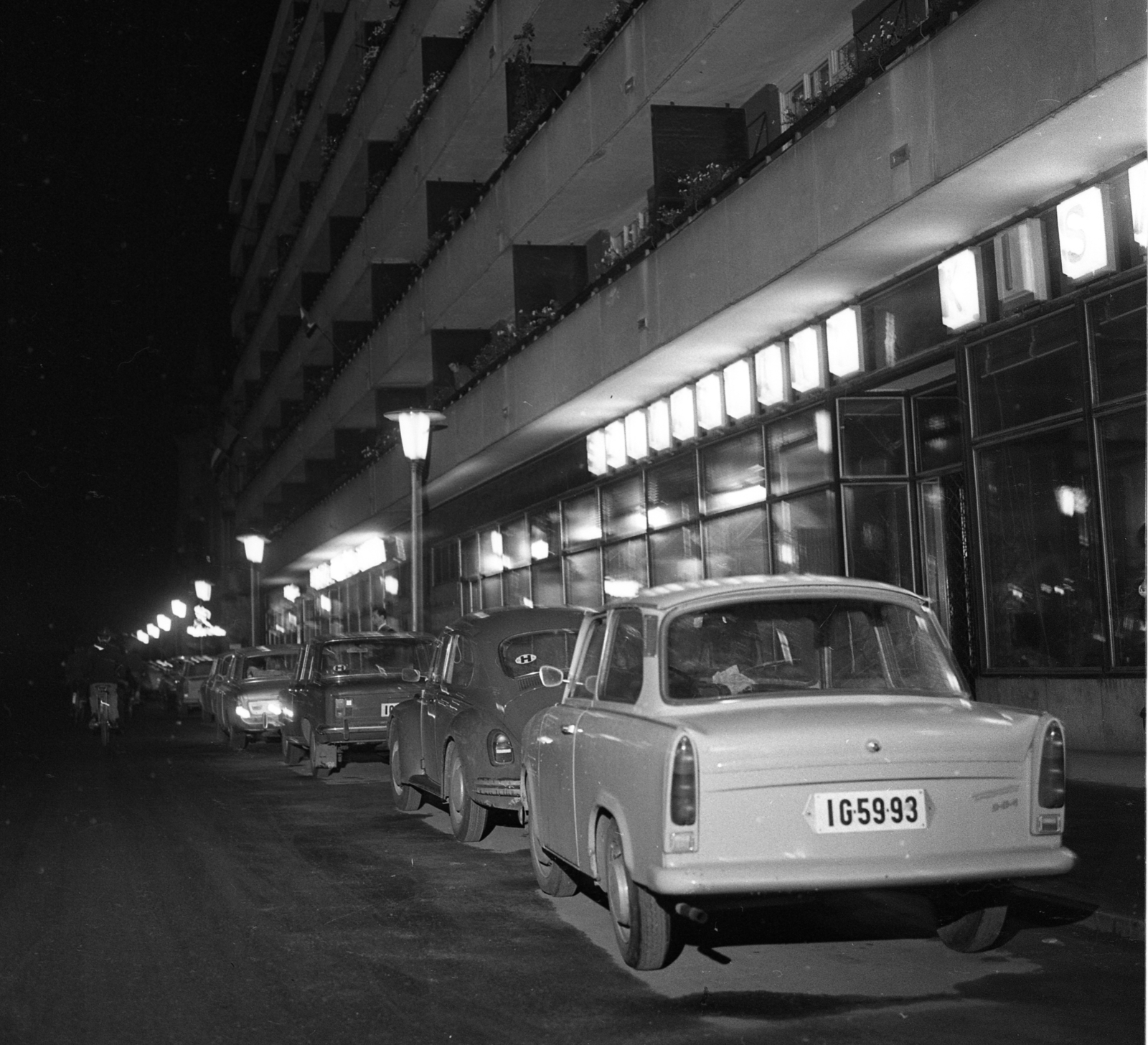 Hungary, Kecskemét, Kossuth tér, "Lordok háza" társasház., 1972, Magyar Rendőr, Trabant-brand, Polski Fiat-brand, Volkswagen-brand, number plate, Volkswagen Beetle, Fortepan #65947