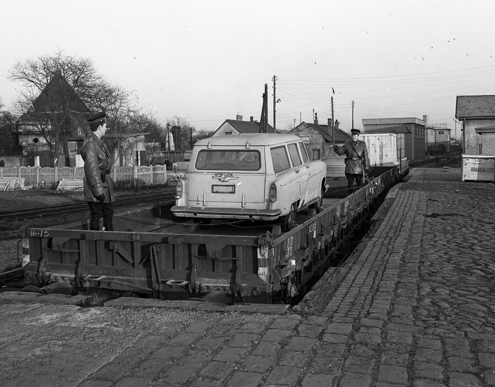 Hungary, Budapest VIII., Józsefvárosi pályaudvar, balra a háttérben a Fiumei úti Nemzeti Sírkert (Kerepesi temető) Salgótarjáni utcáról nyíló IV. kapujának tetőzete látszik., 1972, Magyar Rendőr, Budapest, Fortepan #65956