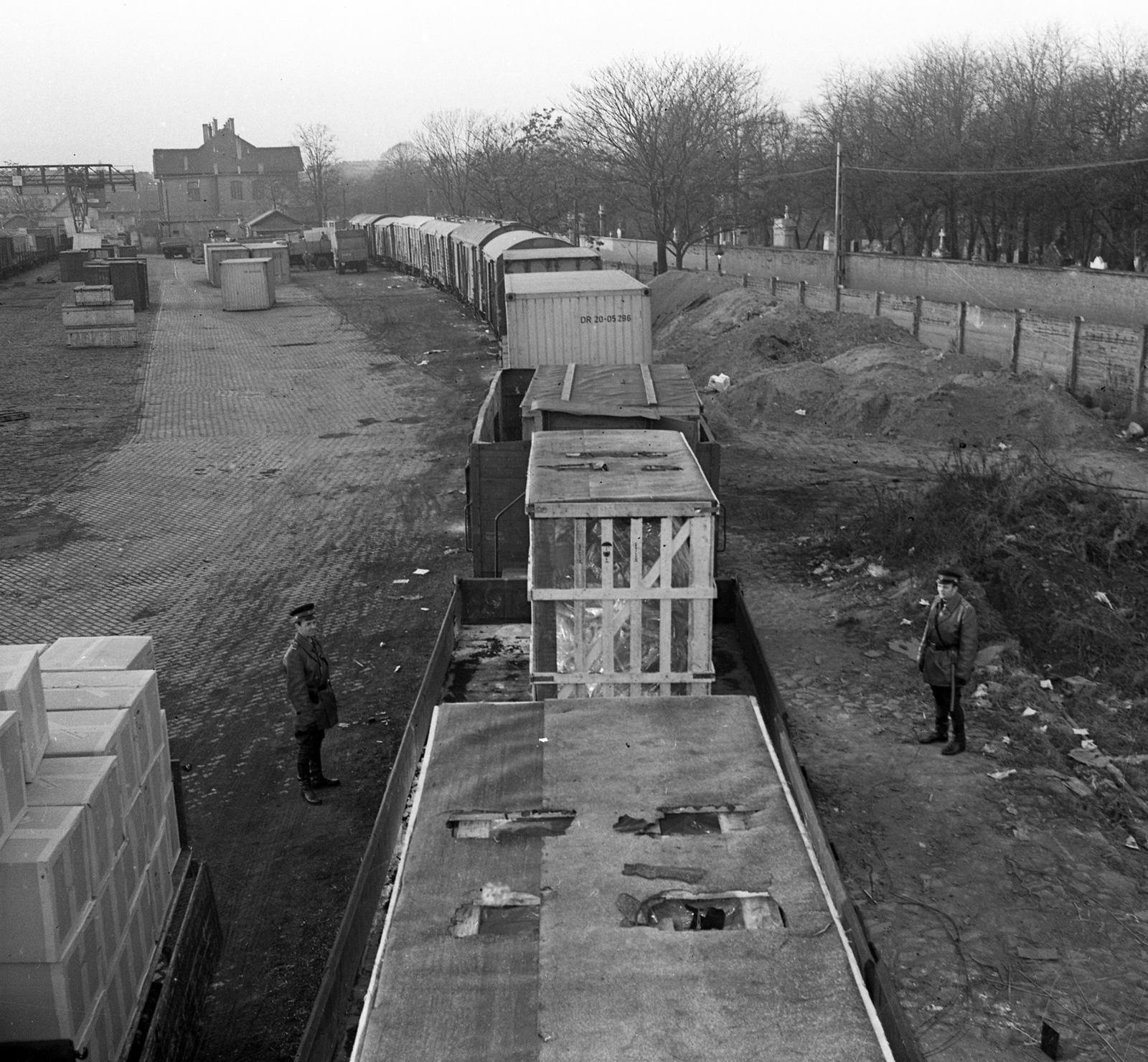 Hungary, Budapest VIII., Józsefvárosi pályaudvar, jobbra a Salgótarjáni utca túloldalán a Fiumei úti Nemzeti Sírkert (Kerepesi temető)., 1972, Magyar Rendőr, cop, rail, train, Budapest, Fortepan #65958