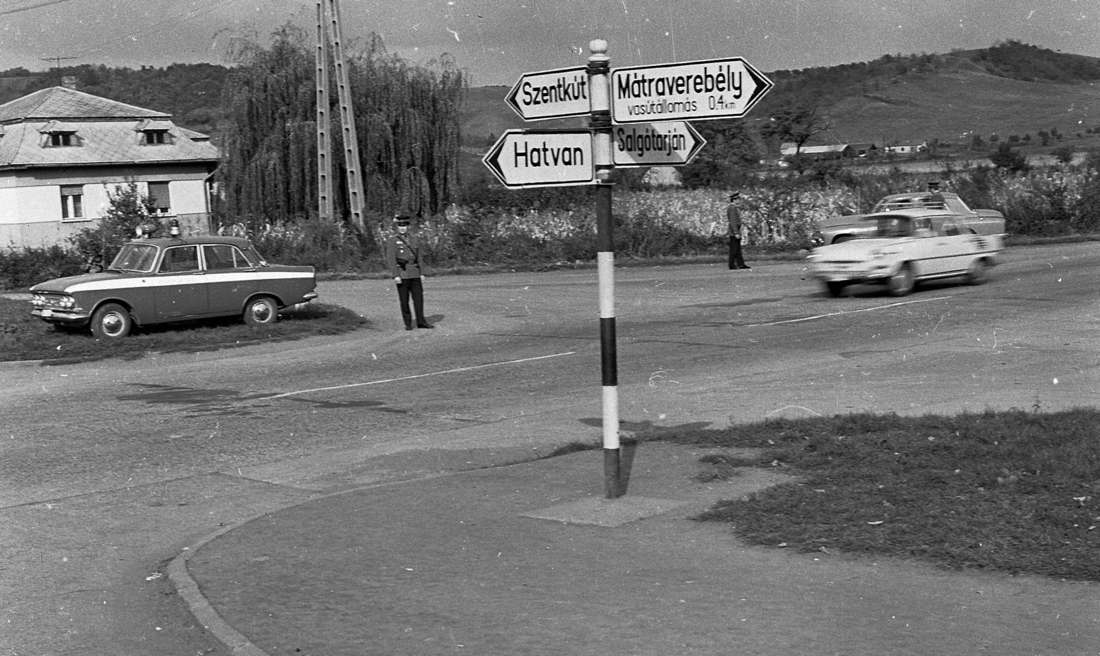 Hungary, Mátraverebély, 21-es főút., 1972, Magyar Rendőr, police vehicle, road signs, Fortepan #65963