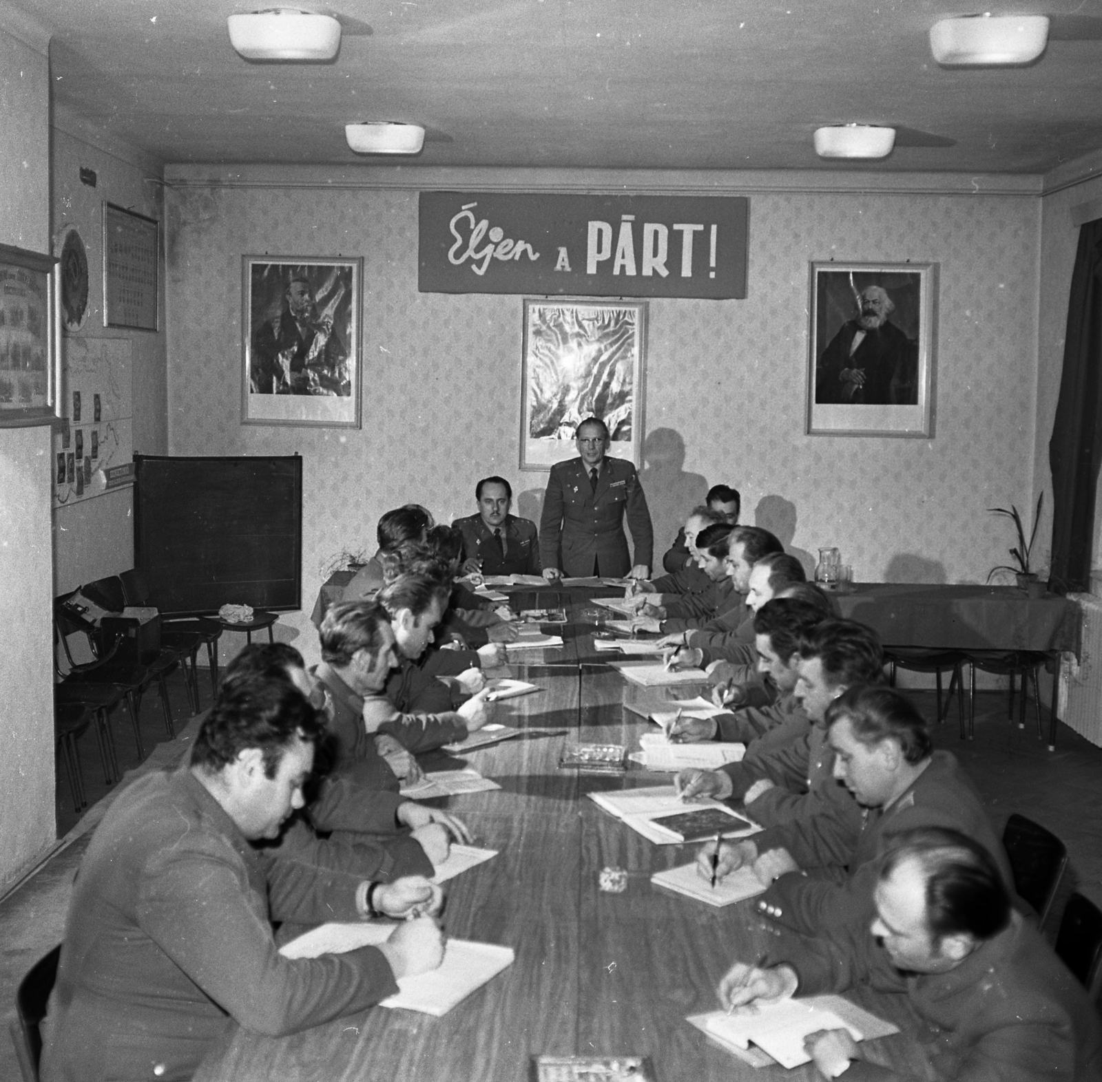 Hungary, Ózd, körzeti megbízottak tájékoztatása a rendőrkapitányságon., 1973, Magyar Rendőr, socialism, Lenin-portrayal, Karl Marx-portrayal, Friedrich Engels-portrayal, banner, Fortepan #65975