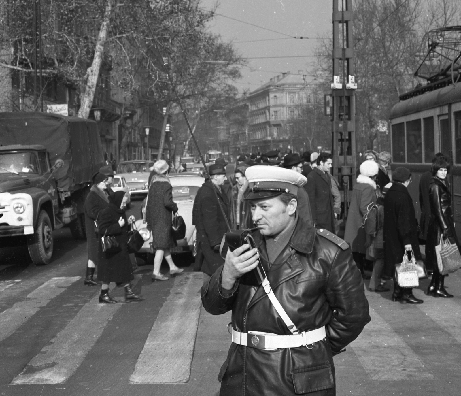 Hungary, Budapest VIII.,Budapest V., Múzeum körút a Kálvin tér felől a Bródy Sándor utca felé nézve., 1973, Magyar Rendőr, commercial vehicle, ZIL-brand, Volkswagen-brand, Volkswagen Beetle, transceiver, Budapest, Fortepan #65976
