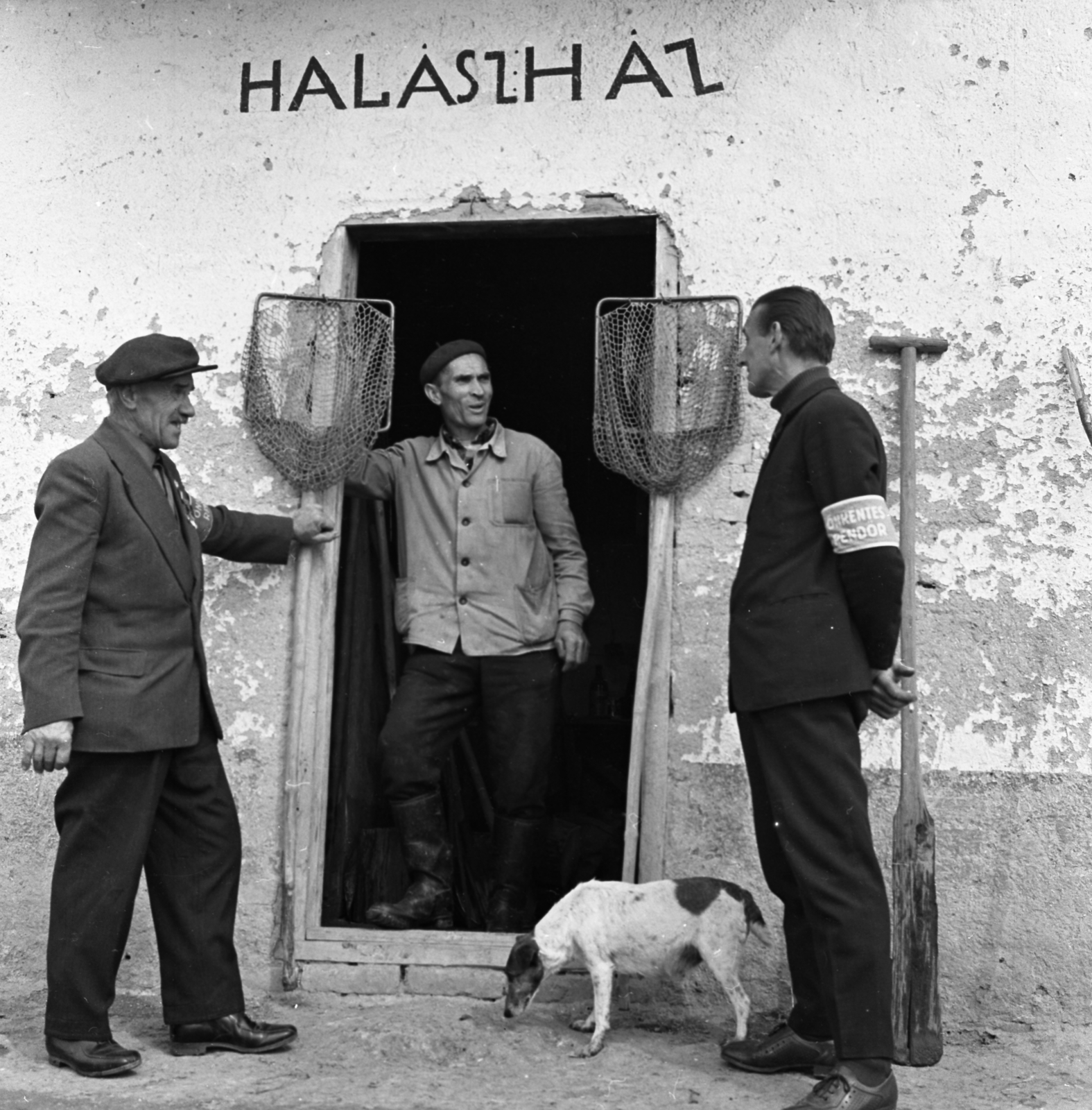 Hungary, a felvétel a halastó (később horgásztó) melletti halászház előtt készült., 1973, Magyar Rendőr, dog, paddle, landing net, volunteer police, label, standing in door, Fortepan #65983