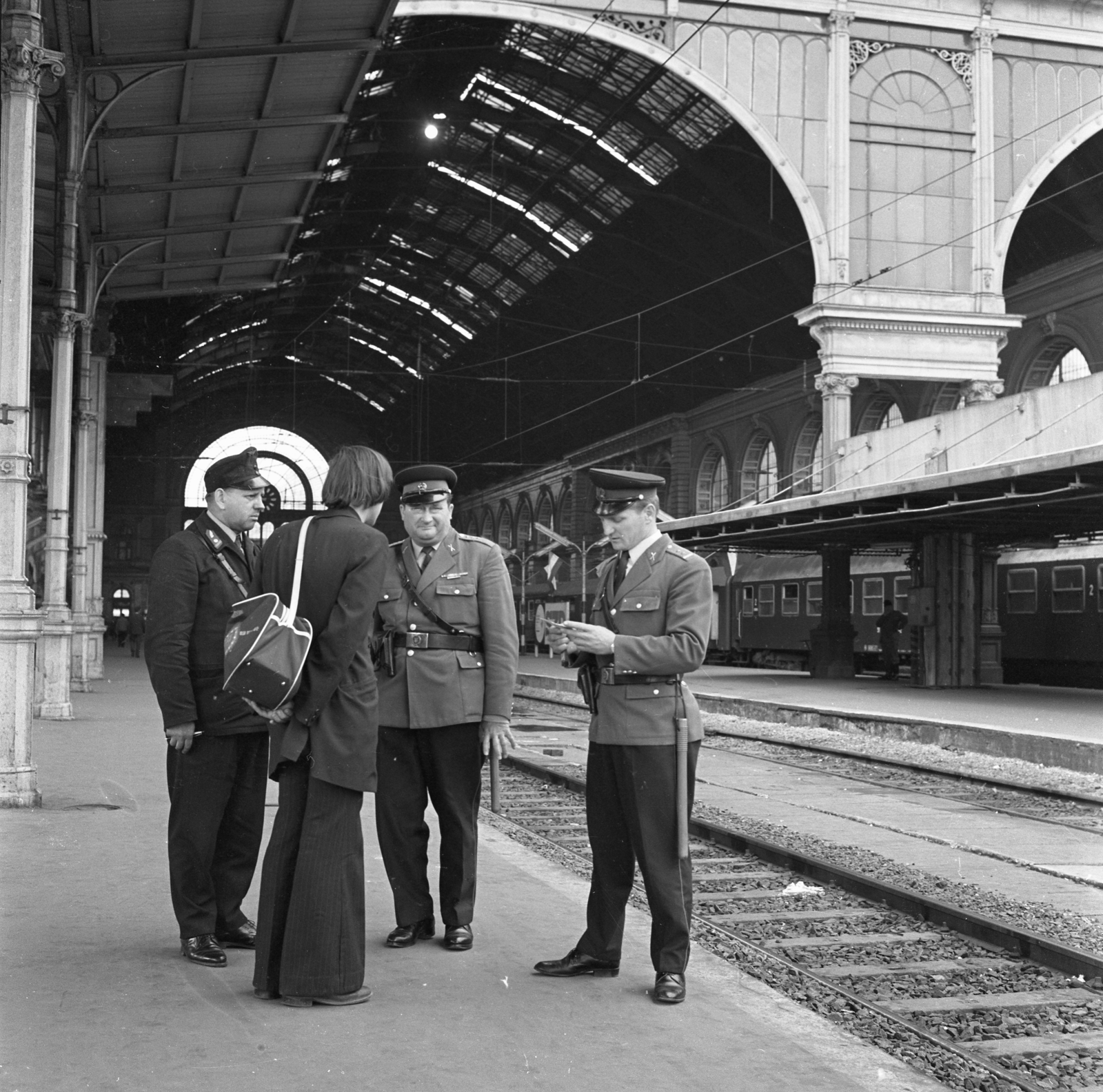 Hungary, Budapest VIII., Keleti pályaudvar., 1973, Magyar Rendőr, identity check, rail, train station, eclectic architecture, Budapest, Gyula Rochlitz-design, flared trousers, Fortepan #65985