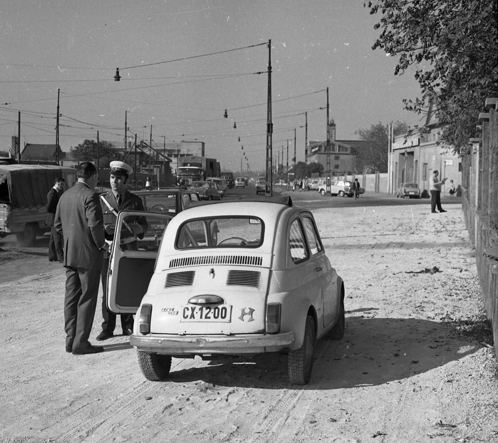 Magyarország, Budapest IX., Soroksári út az Illatos út írányába nézve, jobbra a FÉG., 1973, Magyar Rendőr, Fiat-márka, olasz gyártmány, rendszám, Fiat 500, Budapest, országjelzés, Fortepan #65988