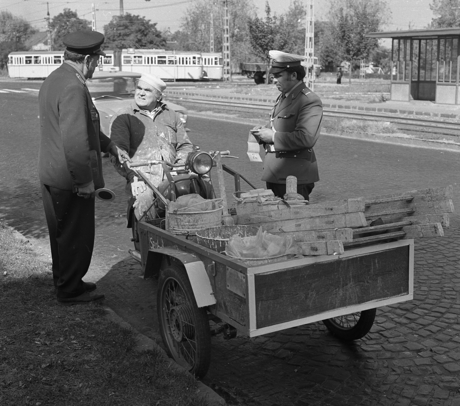 Hungary, Budapest XIV., Nagy Lajos király útja, közúti ellenőrzés az Egressy térnél. A háttérben a 64-es villamos az Egressy útra kanyarodik., 1973, Magyar Rendőr, cop, tram, Budapest, roadside vehicle checks, Fortepan #65990