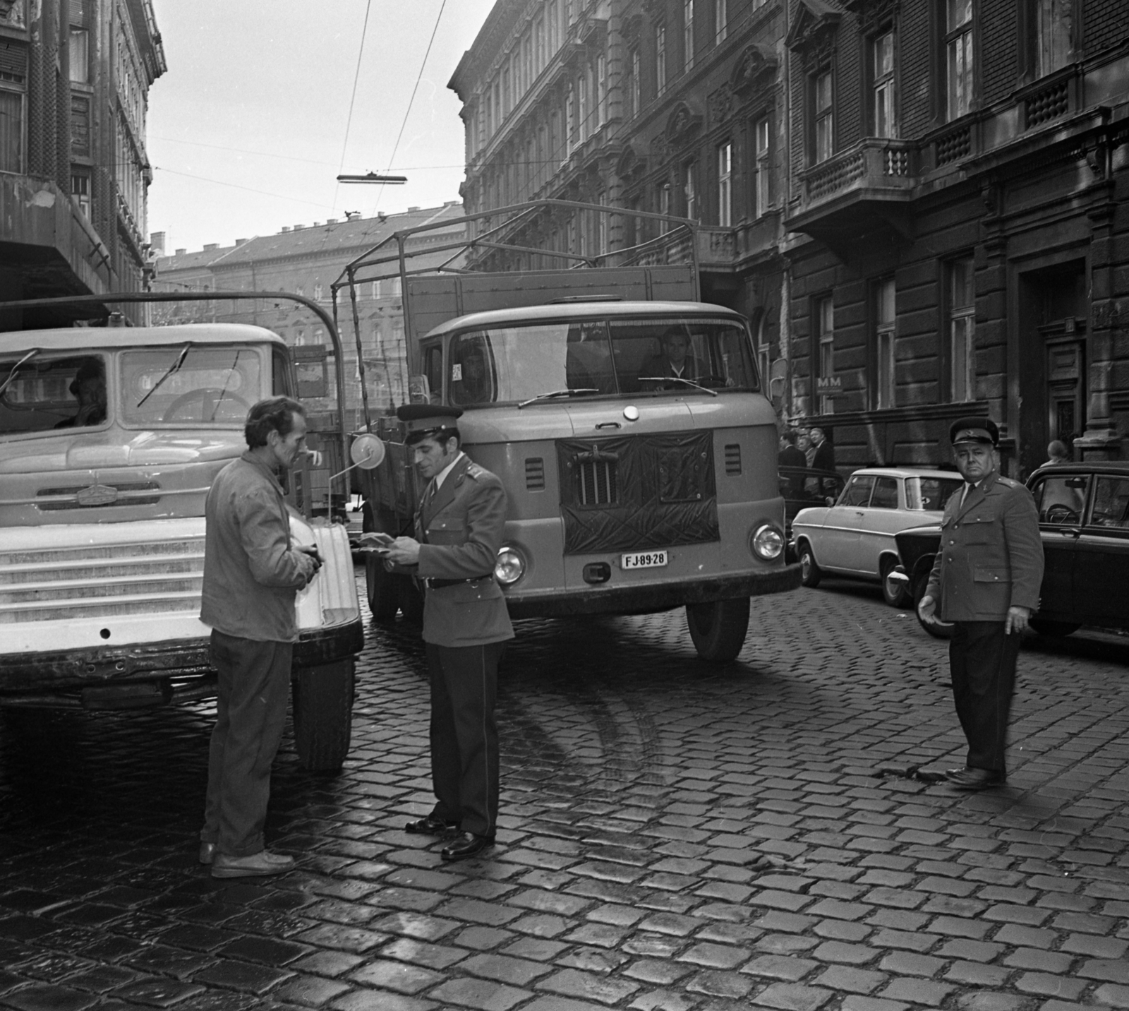 Hungary, Budapest V., Kálmán Imre utca a Bajcsy-Zsilinszky út felé nézve. Szemben a Podmaniczky (Rudas László) utca házai látszanak., 1973, Magyar Rendőr, German brand, Hungarian brand, commercial vehicle, IFA-brand, cop, Csepel-brand, cobblestones, number plate, Budapest, Fortepan #65991