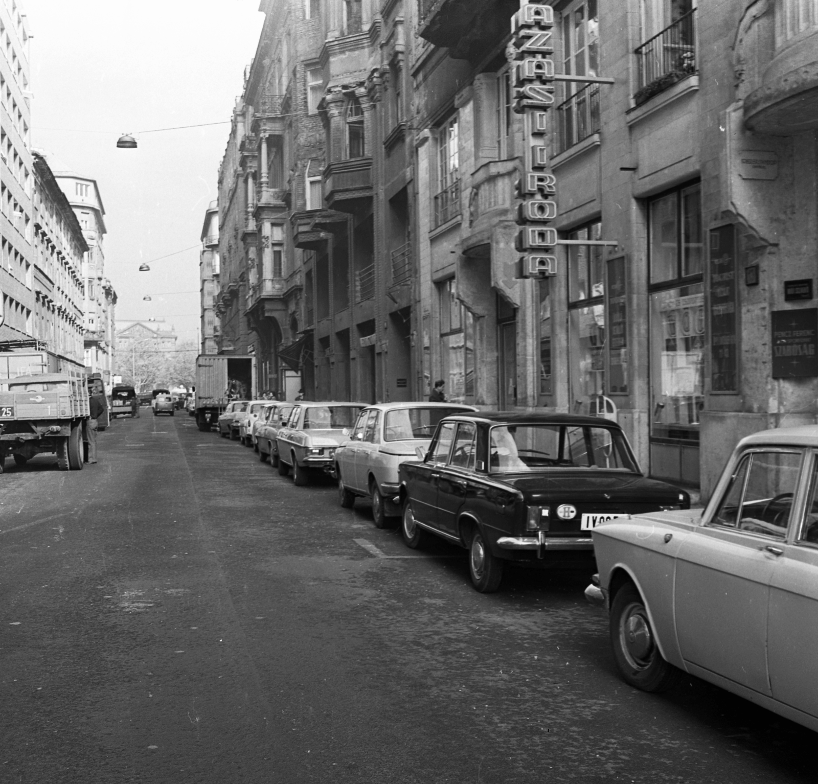 Hungary, Budapest V., Október 6. utca a Szabadság tér felé nézve., 1973, Magyar Rendőr, Polski Fiat-brand, Budapest, car park, Fortepan #66000