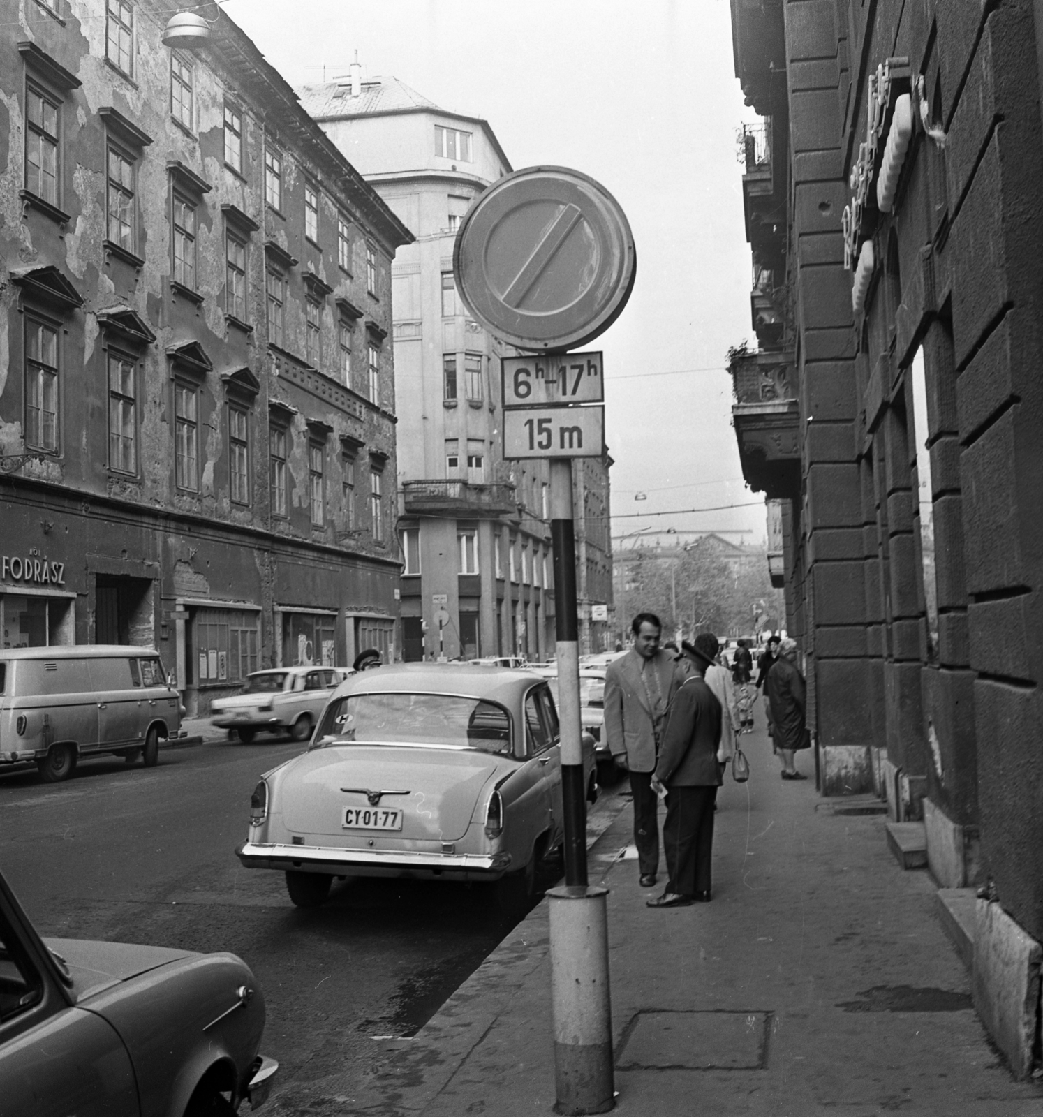 Hungary, Budapest V., Október 6. utca a Szabadság tér felé nézve., 1973, Magyar Rendőr, Barkas-brand, cop, road sign, number plate, Budapest, M21 Wolga, Fortepan #66001