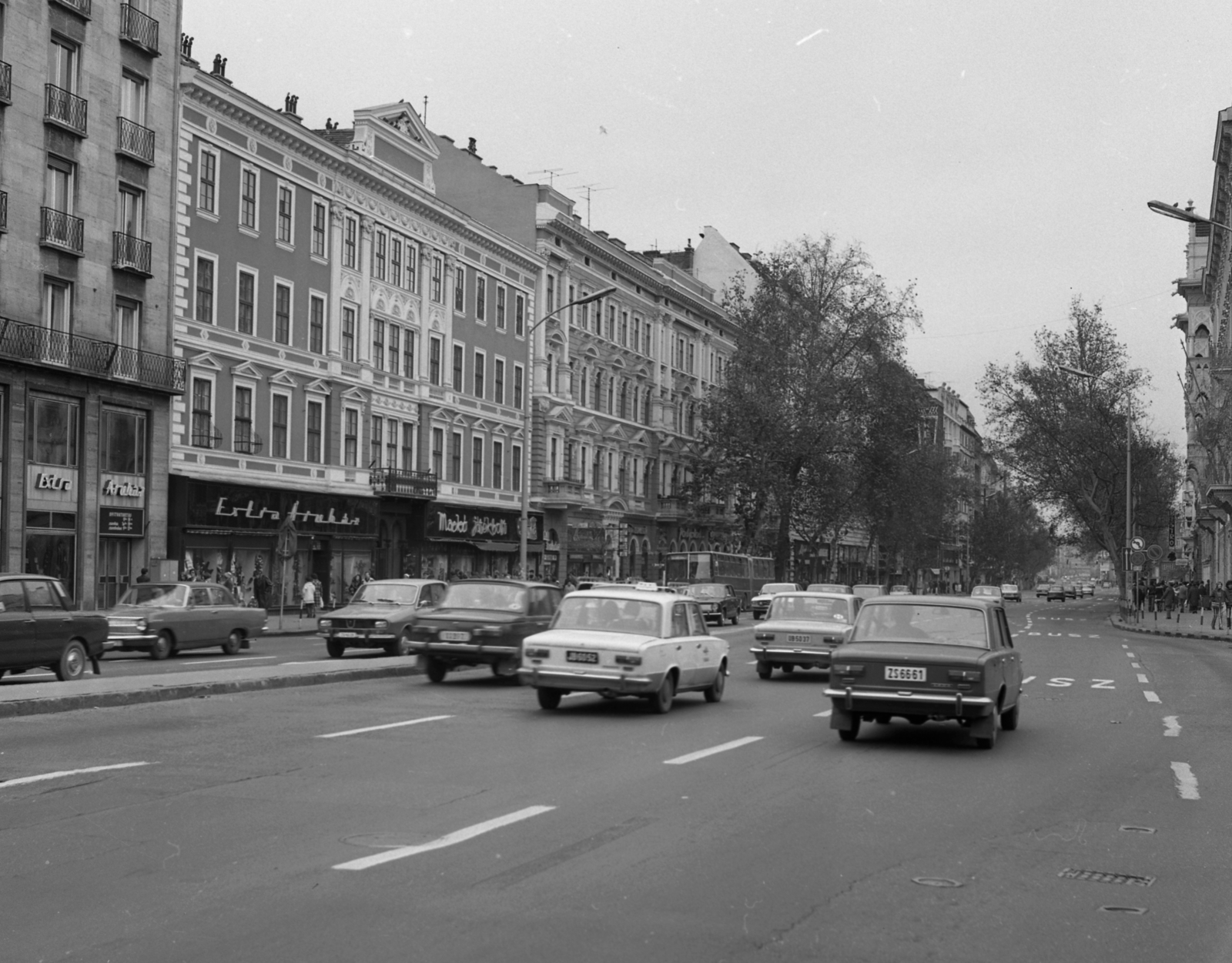 Hungary, Budapest VIII.,Budapest VII., Rákóczi út az Astoria kereszteződés felől nézve., 1977, Magyar Rendőr, Budapest, traffic, number plate, bus lane, Dacia-brand, Fortepan #66004