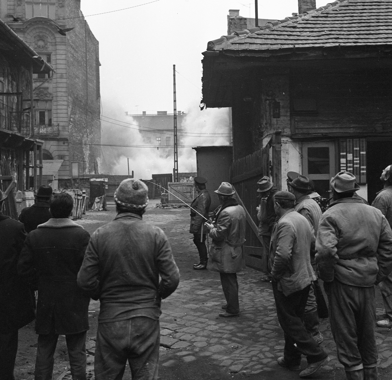 Hungary, Budapest VII., a Dob utca 37. számú udvara, a felvétel a szemközti 34. szám alatti ház robbantásos bontásakor készült., 1974, Magyar Rendőr, Budapest, Fortepan #66011