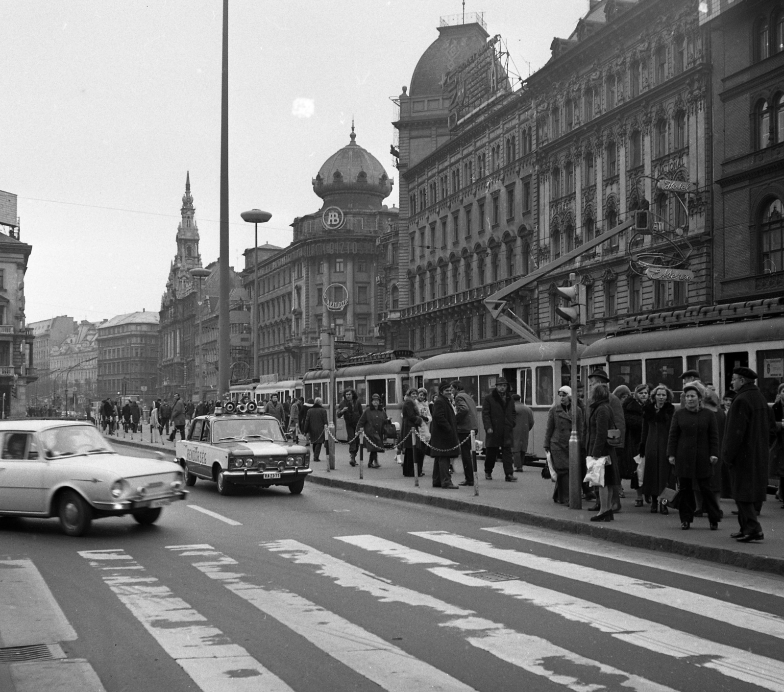 Hungary, Budapest VIII.,Budapest VII., József körút a Blaha Lujza térnél a Rákóczi út felé nézve., 1974, Magyar Rendőr, tram, tram stop, Ganz UV tramway, police vehicle, Budapest, UFO lamp, crosswalk, Fortepan #66027