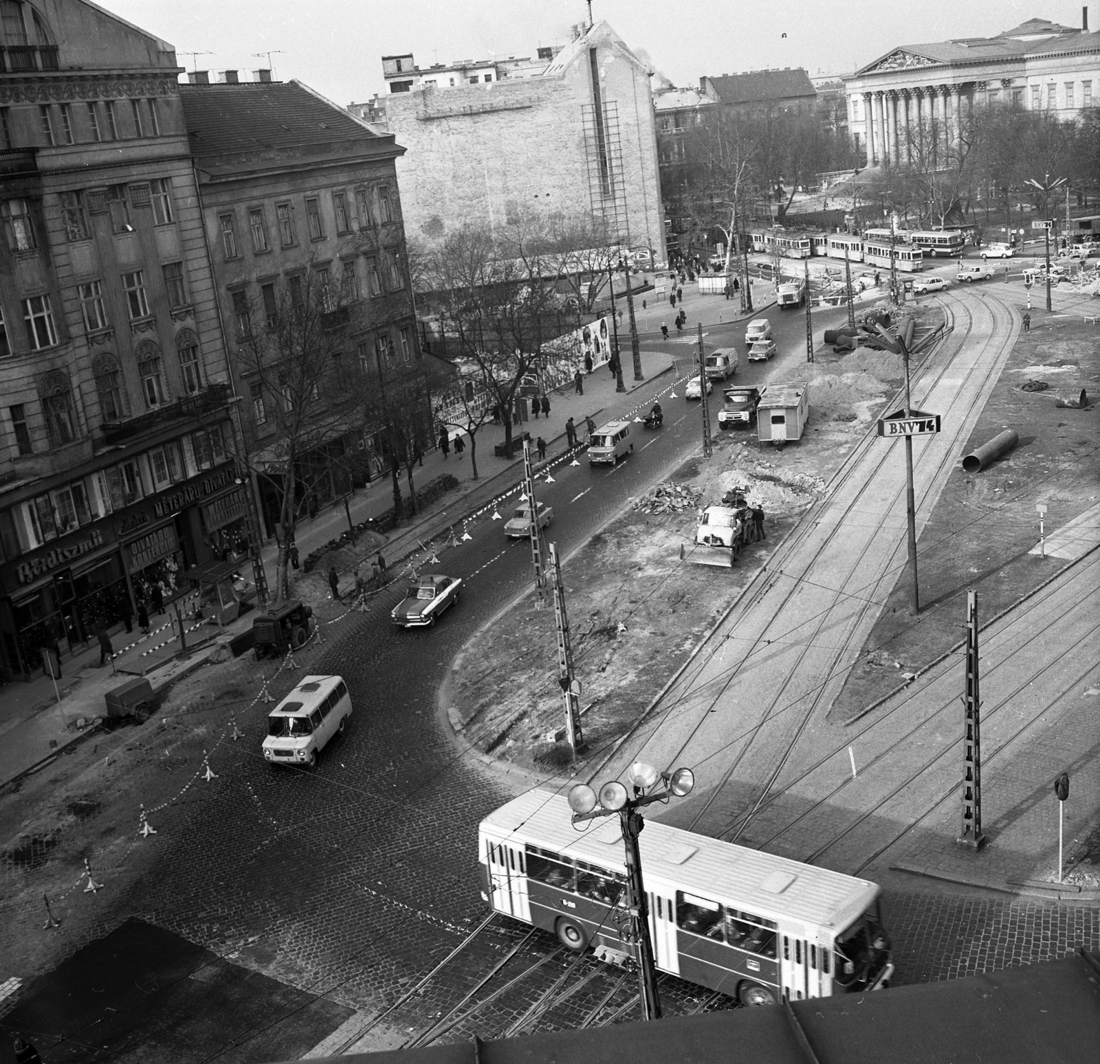 Hungary, Budapest VIII.,Budapest V., Kálvin tér és a Magyar Nemzeti Múzeum a református templom tornyából nézve., 1974, Magyar Rendőr, Ikarus-brand, Budapest, bus, tram, Ganz UV tramway, Fortepan #66028