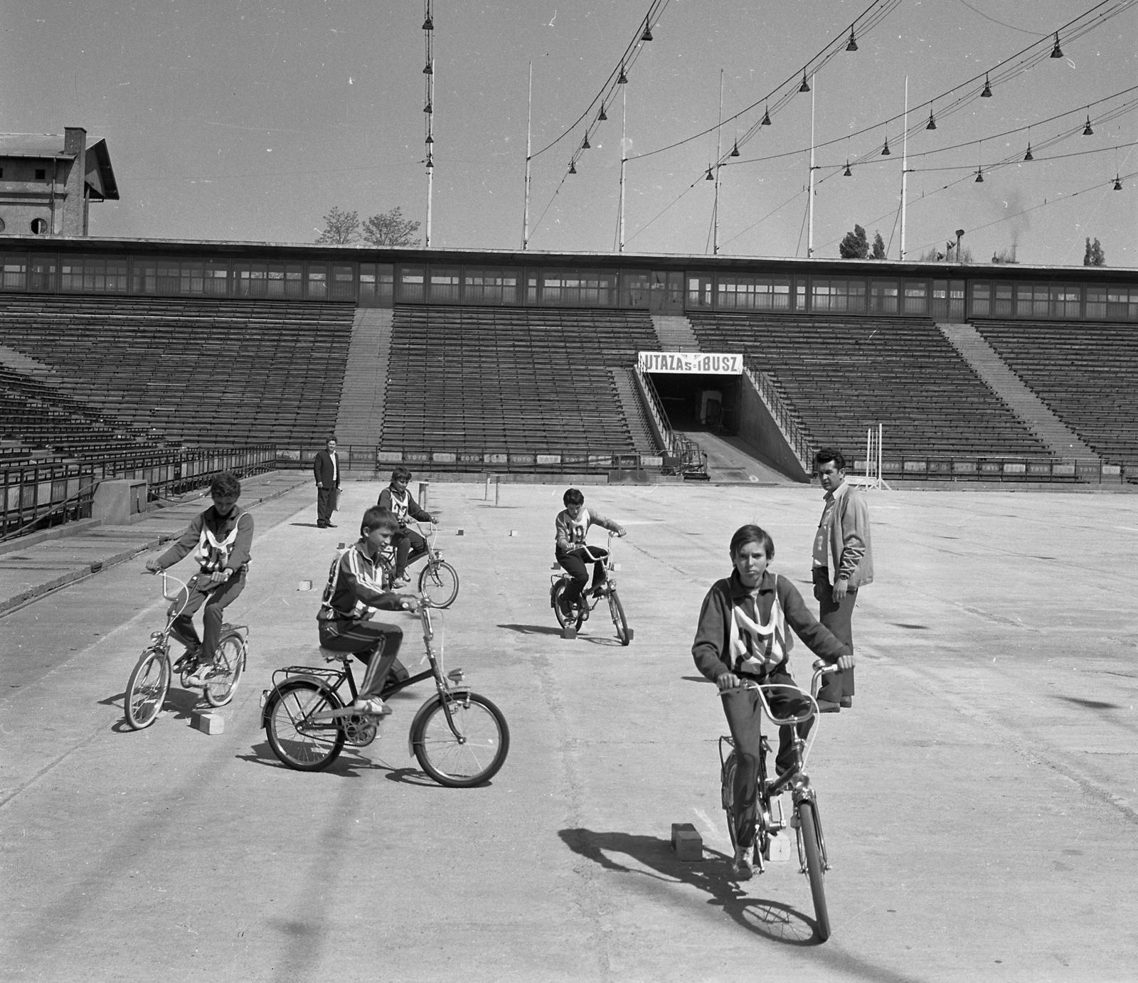 Hungary, Budapest XIV., Istvánmezei út, Kisstadion, úttörők KRESZ vetélkedője., 1974, Magyar Rendőr, Budapest, bicycle, Fortepan #66034