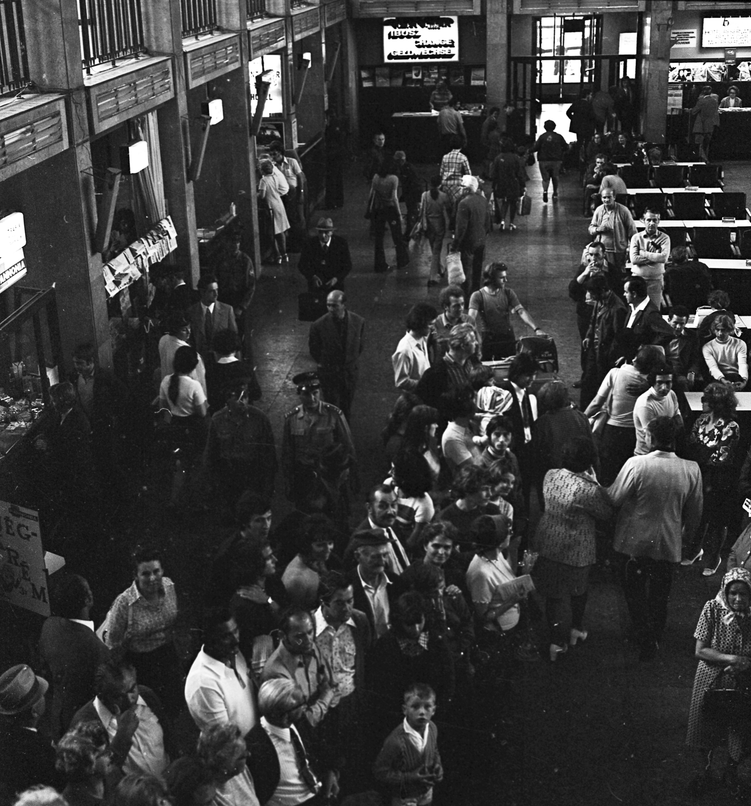 Hungary, Ferihegy (now - Ferenc Liszt) International Airport, Budapest XVIII., várócsarnok., 1974, Magyar Rendőr, waiting room, Budapest, Fortepan #66040