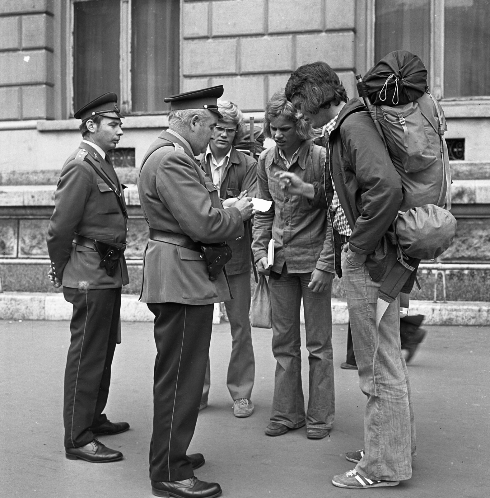 Hungary, Budapest VIII., Baross tér, rendőri útbaigazítás a Keleti pályaudvar előtt., 1974, Magyar Rendőr, Budapest, genre painting, backpack, tourist, cop, Fortepan #66045