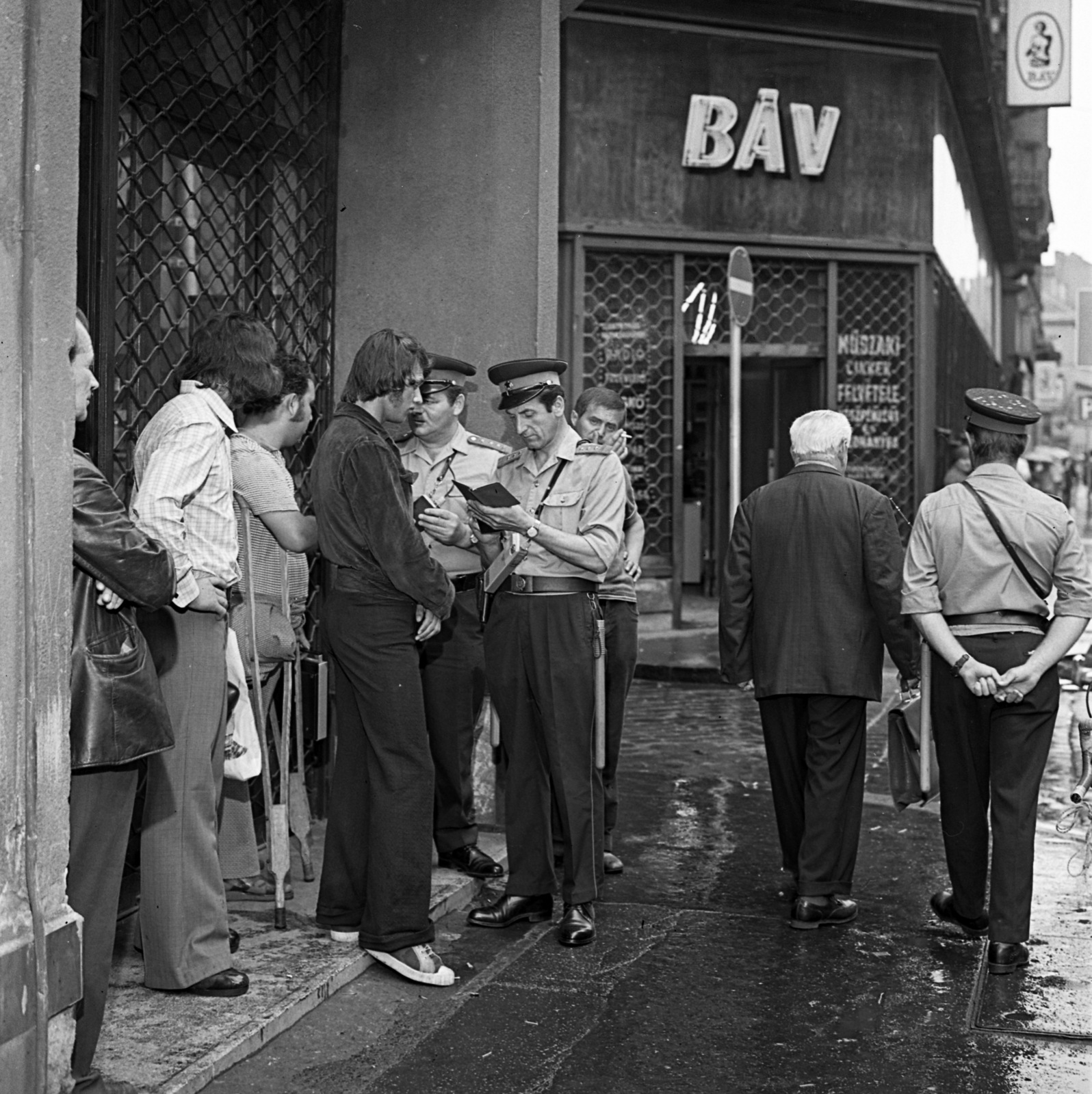 Hungary, Budapest VII., Király (Majakovszkij) utca a Kis Diófa utca torkolatánál., 1974, Magyar Rendőr, cop, identity check, Budapest, Fortepan #66046