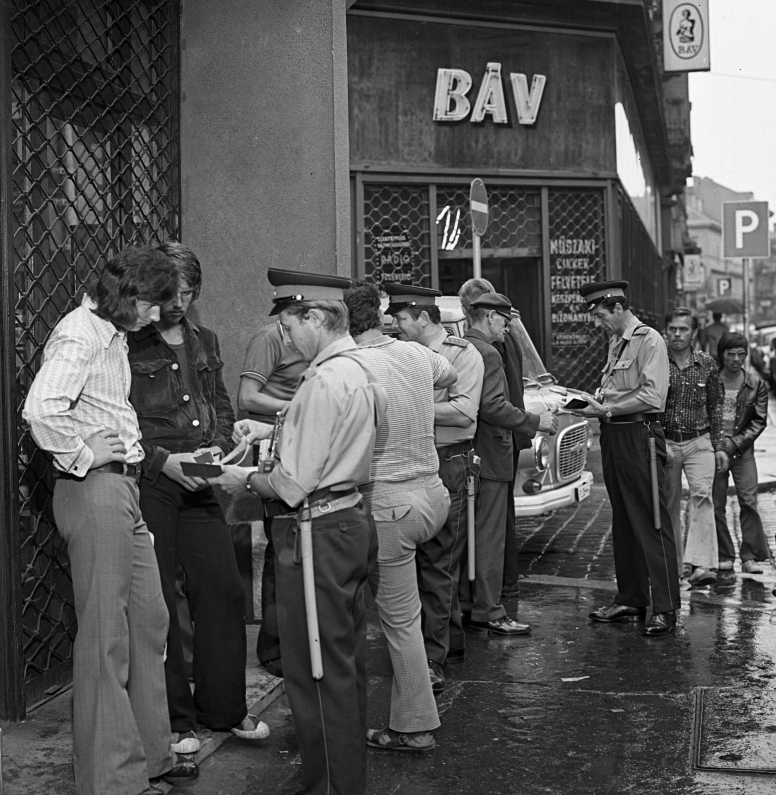 Magyarország, Budapest VII., Király (Majakovszkij) utca a Kis Diófa utca torkolatánál., 1974, Magyar Rendőr, rendőr, igazoltatás, jelzőtábla, Budapest, Fortepan #66048