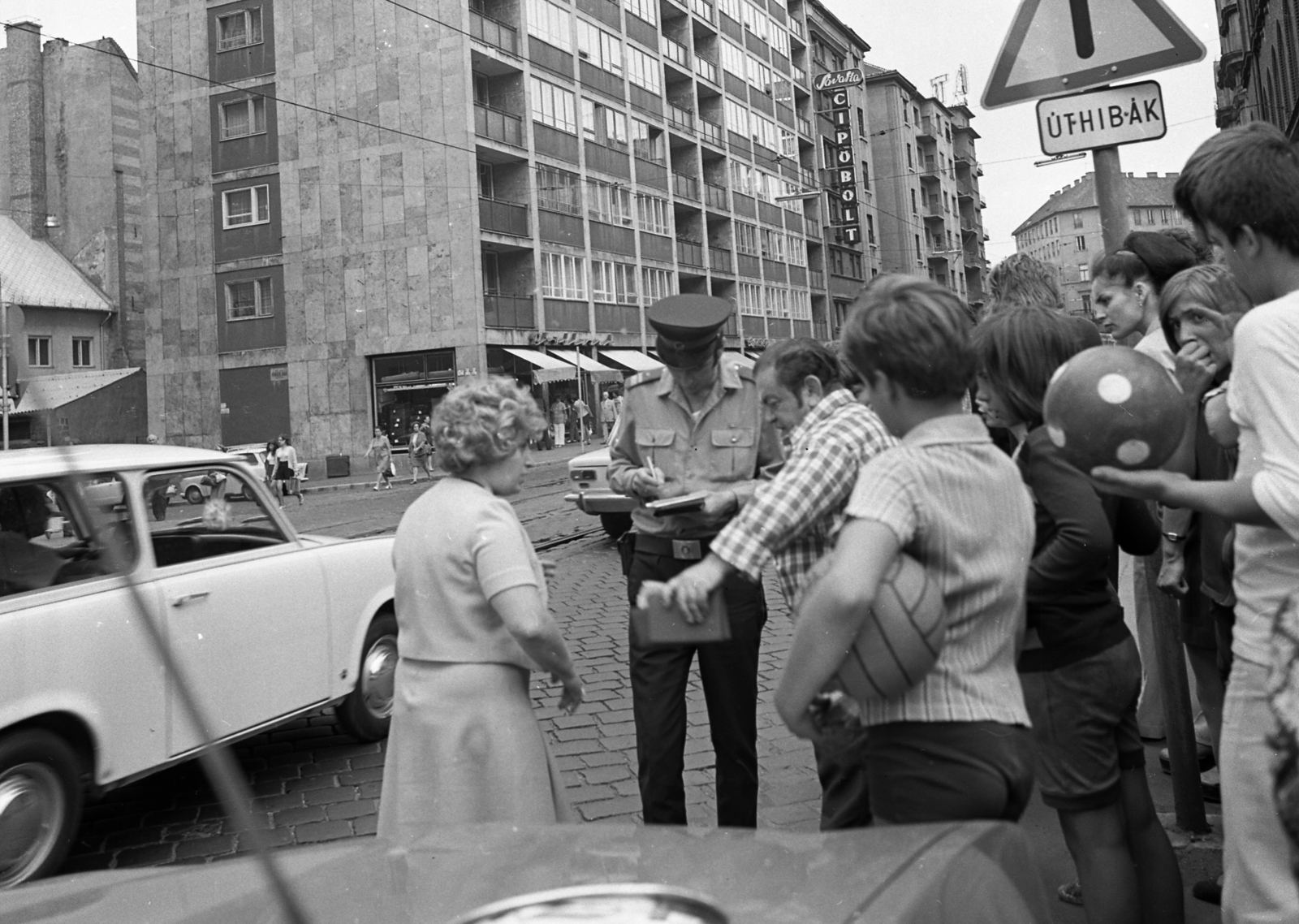 Hungary, Budapest II., Margit körút (Mártírok útja), balra a Fekete Sas utca torkolata., 1974, Magyar Rendőr, Budapest, Fortepan #66051