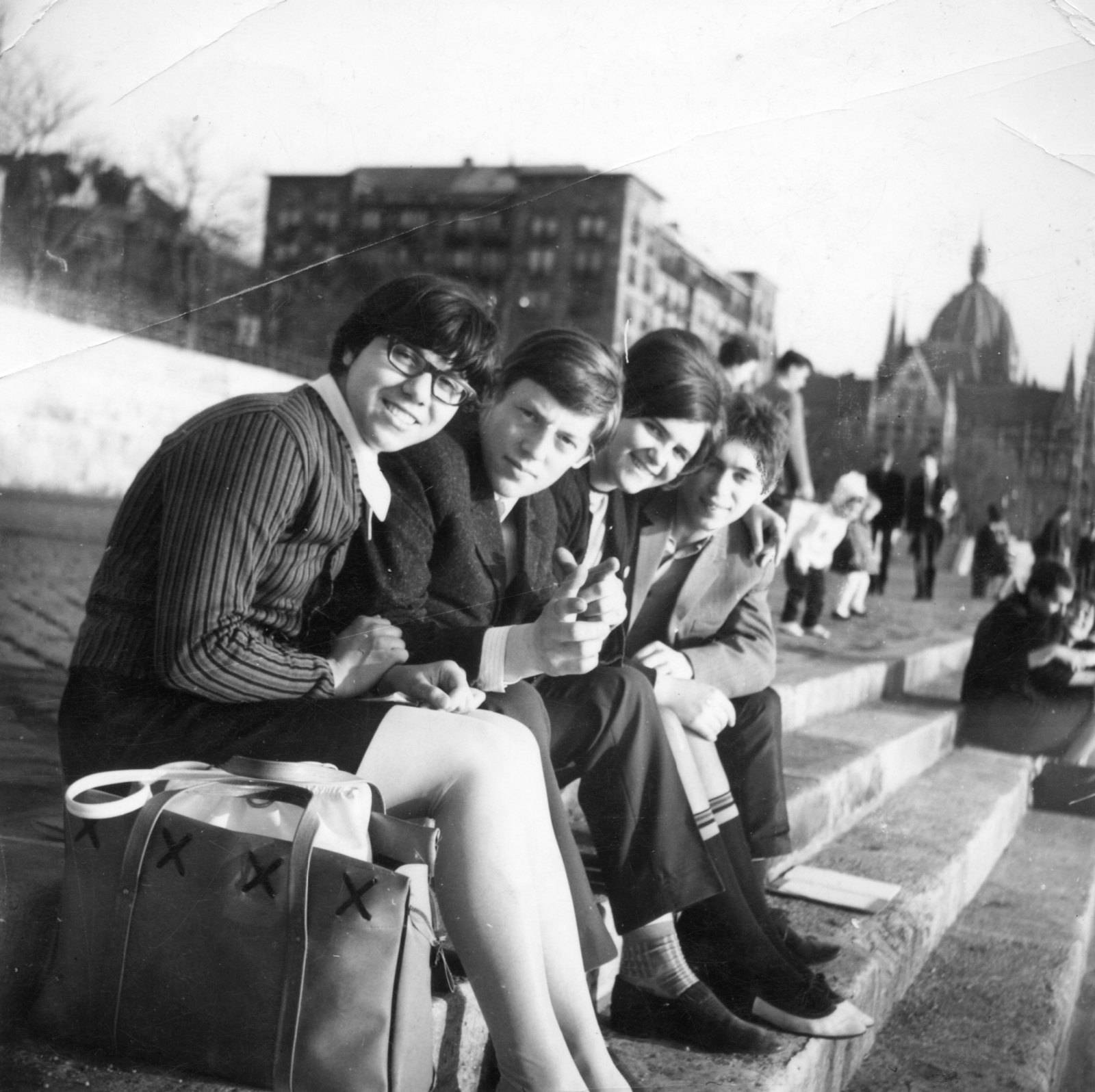Hungary, Budapest V., a pesti alsó rakpart lépcsői a Margit híd felől nézve, háttérben a Parlament., 1968, Sándor Dávid, beat era, glasses, stairs, bag, parliament, student, Budapest, sitting on stairs, Fortepan #6606