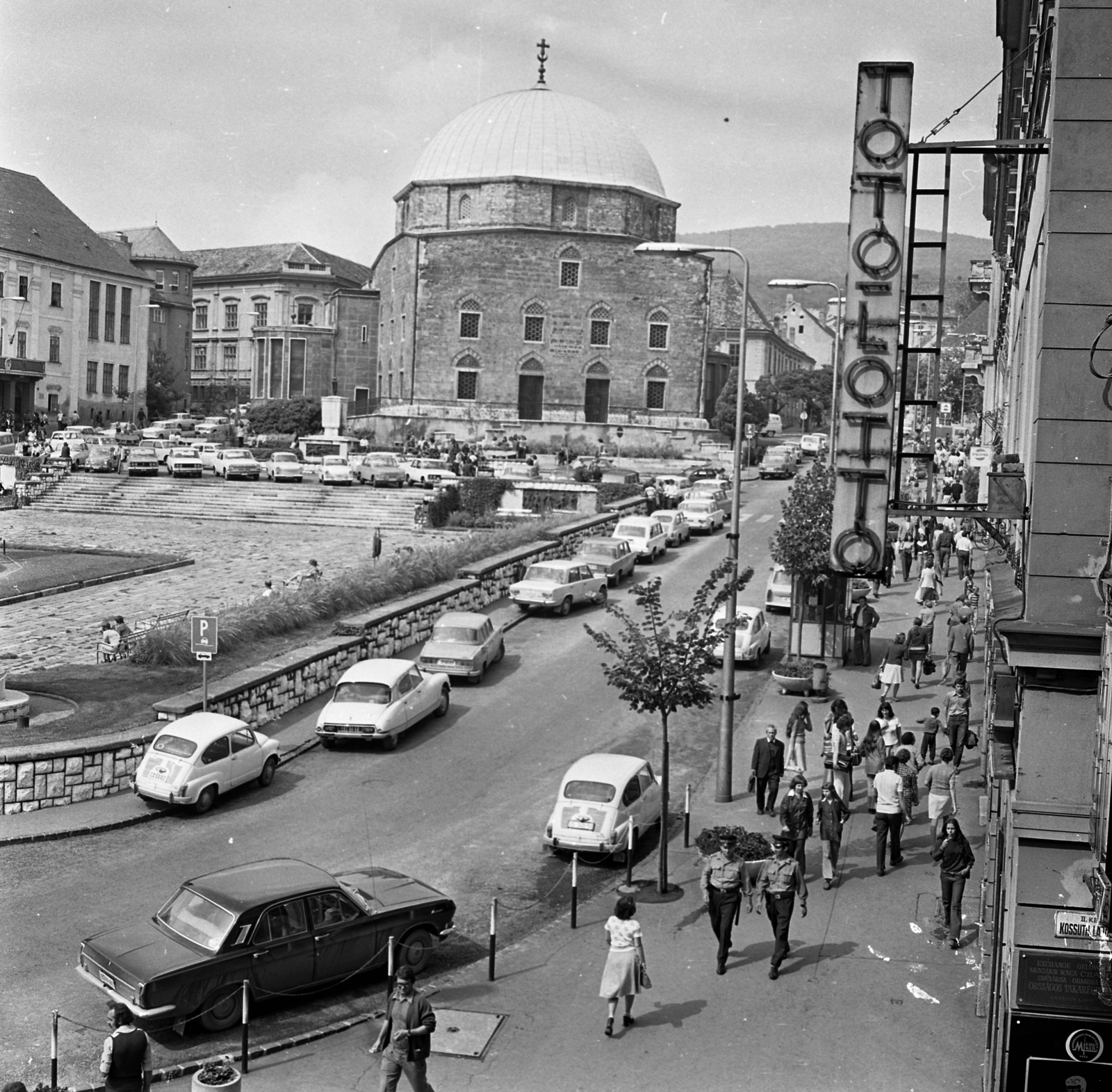 Magyarország, Pécs, Széchenyi tér, szemben a Dzsámi., 1974, Magyar Rendőr, Citroen DS, Fortepan #66062