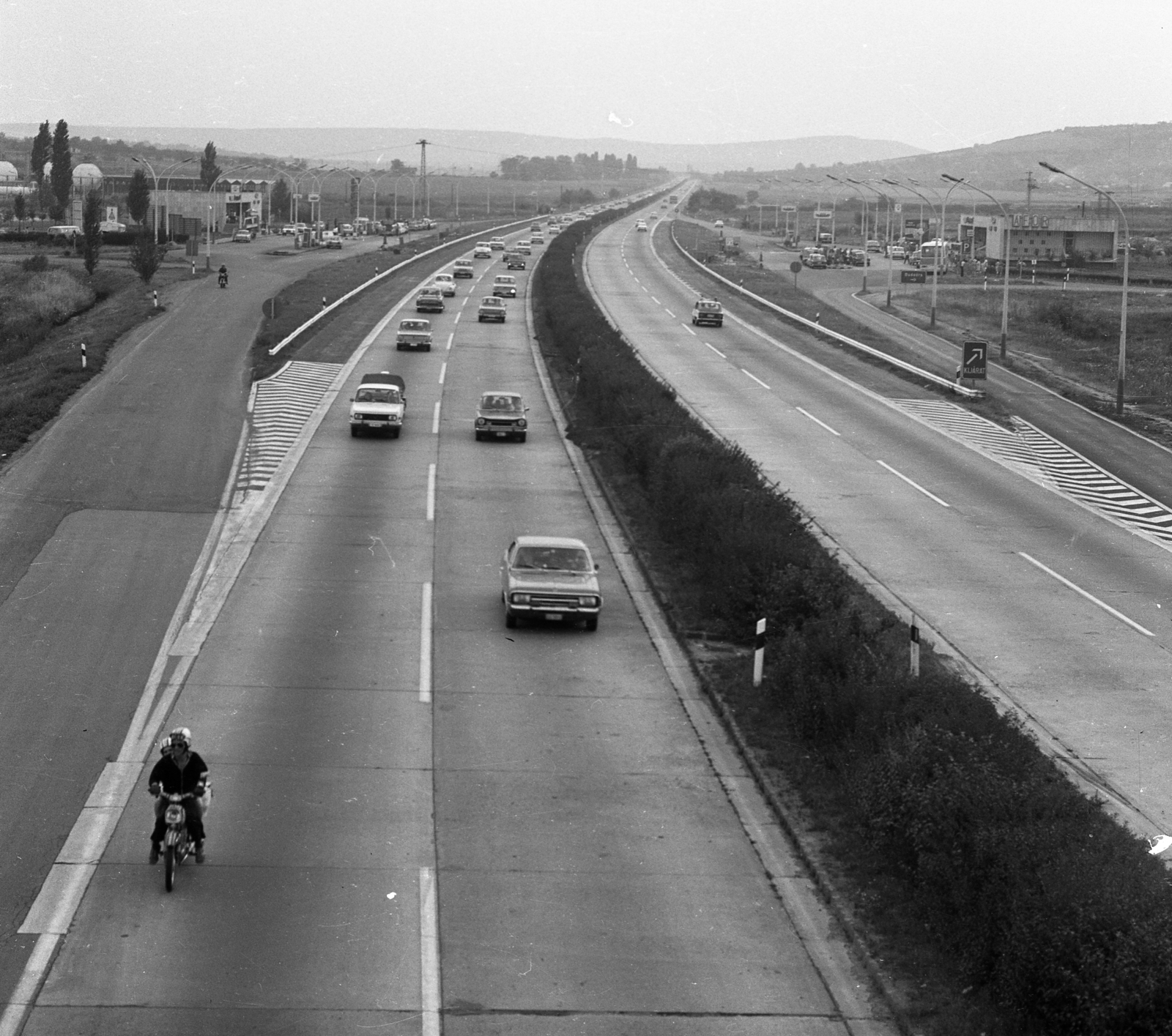 Magyarország, Budaörs, az M1-M7-es autópálya közös szakasza a benzinkútnál a Károly király utcai felüljáróról nézve., 1974, Magyar Rendőr, forgalom, motorkerékpár, Lada-márka, Wartburg-márka, benzinkút, Opel Rekord P1, rendőrjármű, VAZ 2101, Opel Rekord C, autópálya, Simca 1501, Fortepan #66069