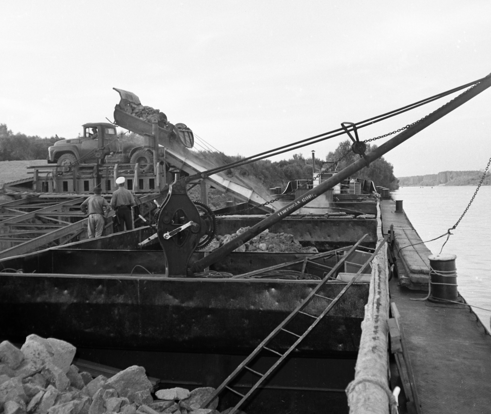 Hungary, Tisza folyó, kőszállító uszály a Szolnok és Szeged közötti partszakaszon., 1974, Magyar Rendőr, crane, barge, ZIL-brand, Fortepan #66073