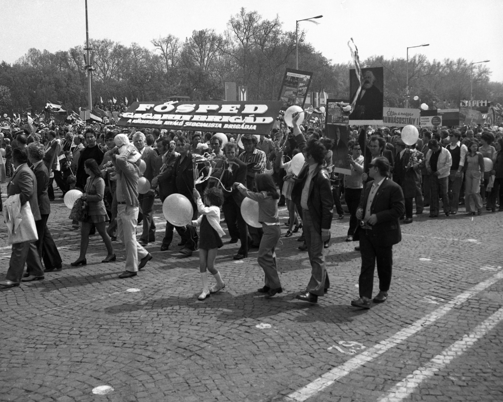 Hungary, Budapest XIV., Ötvenhatosok tere (Felvonulási tér), május 1-i felvonulás., 1975, Magyar Rendőr, march, 1st of May parade, Budapest, Fortepan #66078