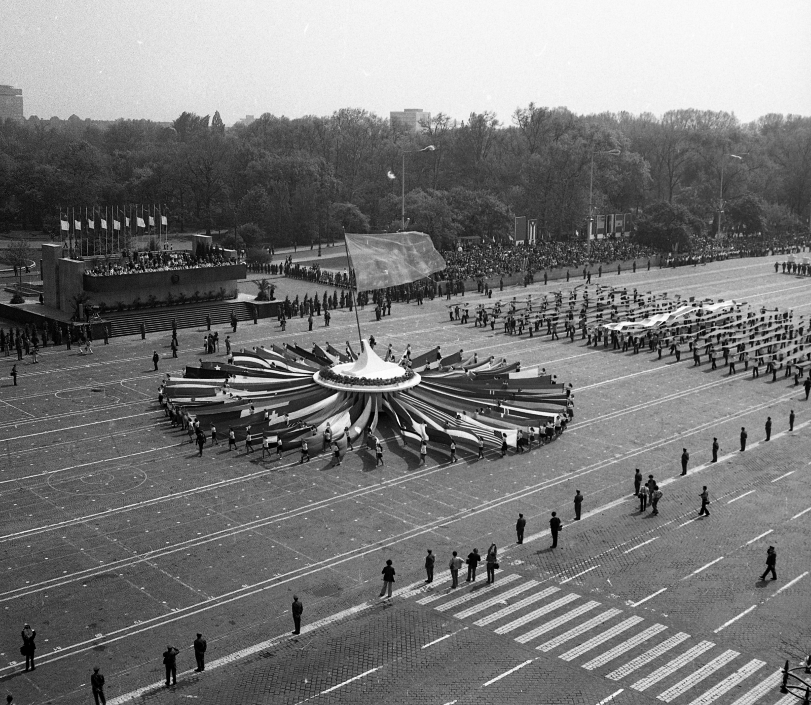 Hungary, Budapest XIV., Ötvenhatosok tere (Felvonulási tér), május 1-i felvonulás., 1975, Magyar Rendőr, march, 1st of May parade, Budapest, ad truck, Fortepan #66080