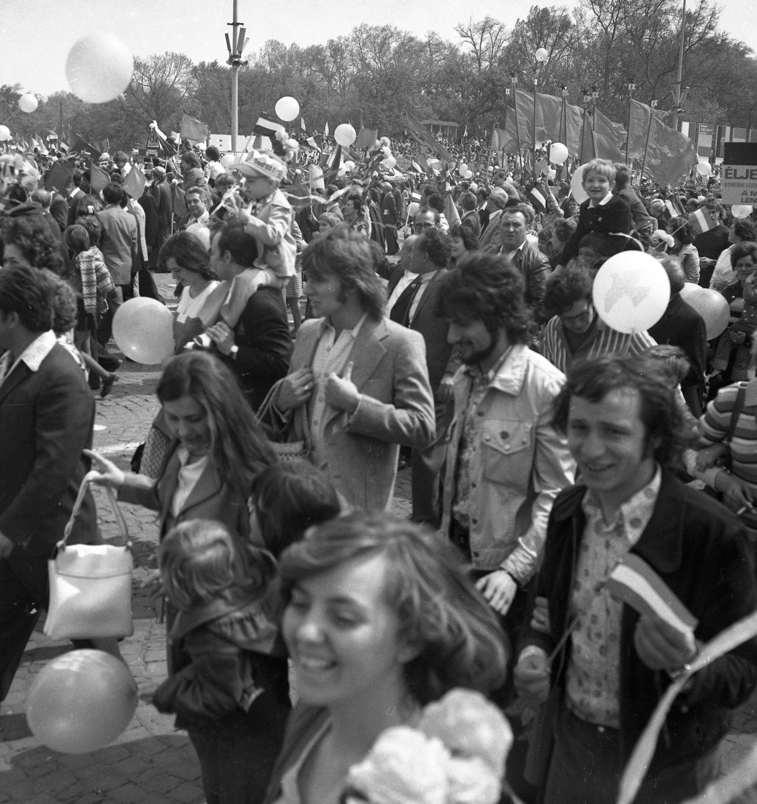 Hungary, Budapest XIV., Ötvenhatosok tere (Felvonulási tér), május 1-i felvonulás., 1975, Magyar Rendőr, march, baloon, 1st of May parade, Budapest, Fortepan #66081