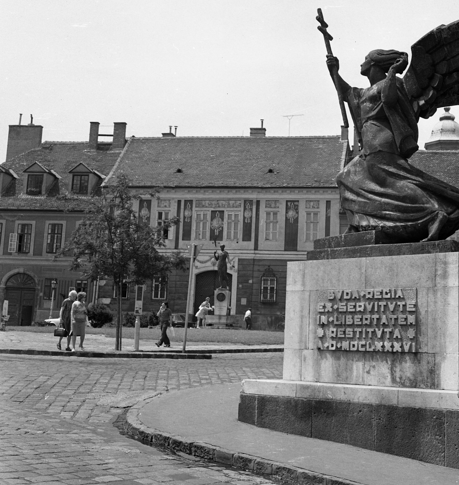 Magyarország, budai Vár, Budapest I., Bécsi kapu tér, Budavár visszavételének emléke (Ohmann Béla, 1936.), háttérben a Kazinczy-emlékkút., 1975, Magyar Rendőr, angyal-ábrázolás, Budapest, Fortepan #66086
