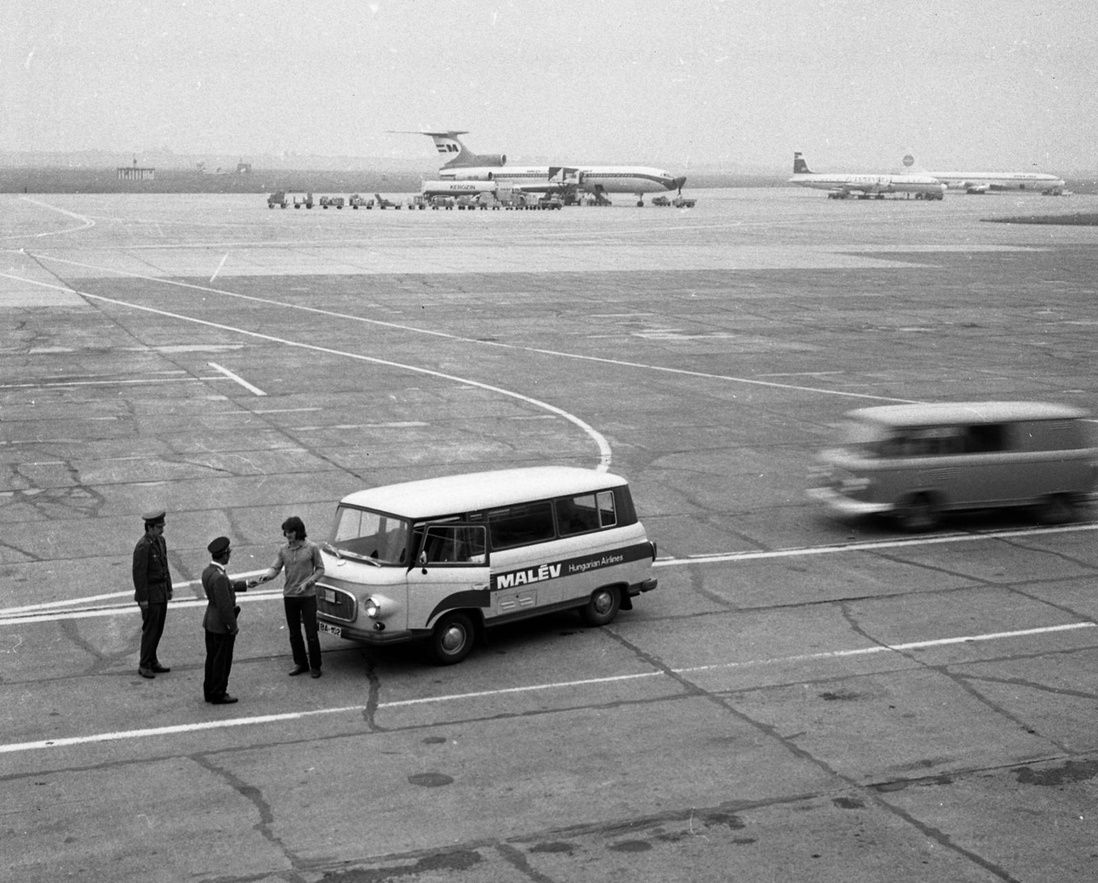 Hungary, Ferihegy (now - Ferenc Liszt) International Airport, Budapest XVIII., 1975, Magyar Rendőr, German brand, american brand, Soviet brand, airplane, Barkas-brand, airport, Ilyushin-brand, Hungarian Airlines, Tupolev-brand, minivan, Boeing-brand, border patrol, Budapest, Pan Am World Airways, Fortepan #66094