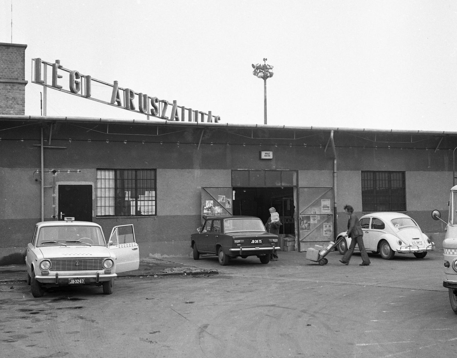 Hungary, Ferihegy (now - Ferenc Liszt) International Airport, Budapest XVIII., a légi áruszállítás raktárépülete., 1975, Magyar Rendőr, taxicab, Volkswagen-brand, Zuk-brand, Hungarian Airlines, taxicab stand, number plate, Volkswagen Beetle, carrying loads, Budapest, Fortepan #66095