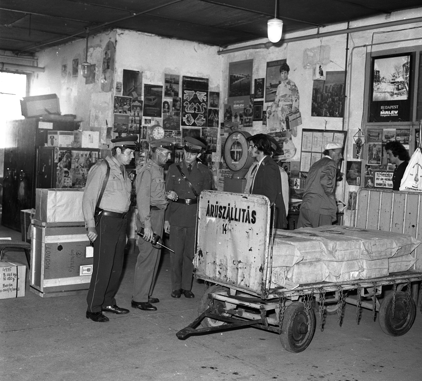 Hungary, Ferihegy (now - Ferenc Liszt) International Airport, Budapest XVIII., a légi áruszállítás raktára., 1975, Magyar Rendőr, Budapest, sideburns, Fortepan #66097