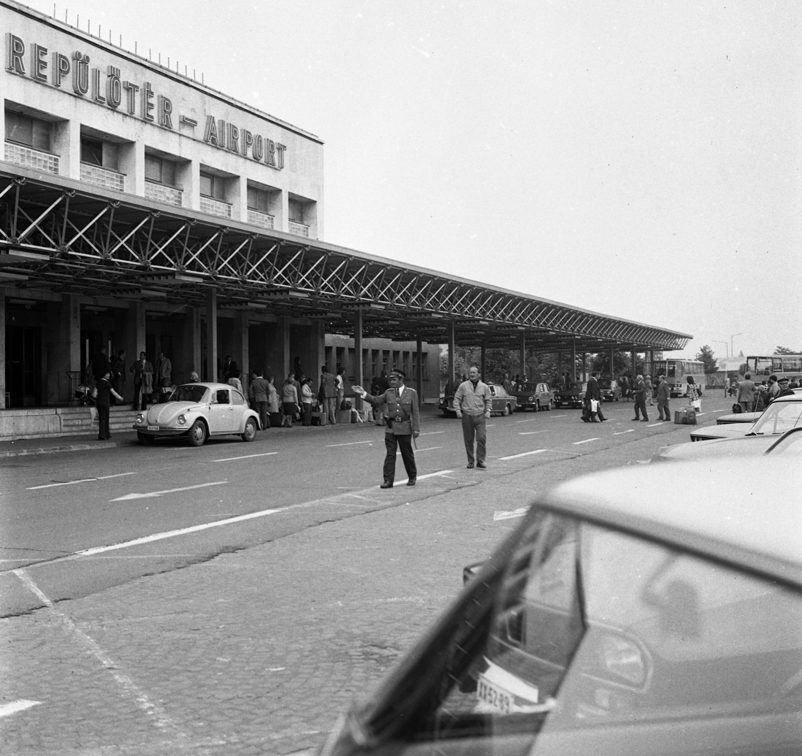 Hungary, Ferihegy (now - Ferenc Liszt) International Airport, Budapest XVIII., parkoló a főbejárat előtt., 1975, Magyar Rendőr, Volkswagen-brand, number plate, Volkswagen Beetle, Budapest, Fortepan #66099