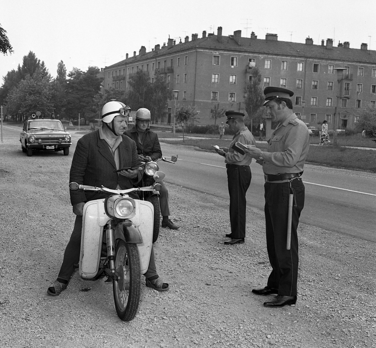 Magyarország, Tatabánya, Győri út, jobbra a Kond vezér utca., 1975, Magyar Rendőr, barkó, Fortepan #66105