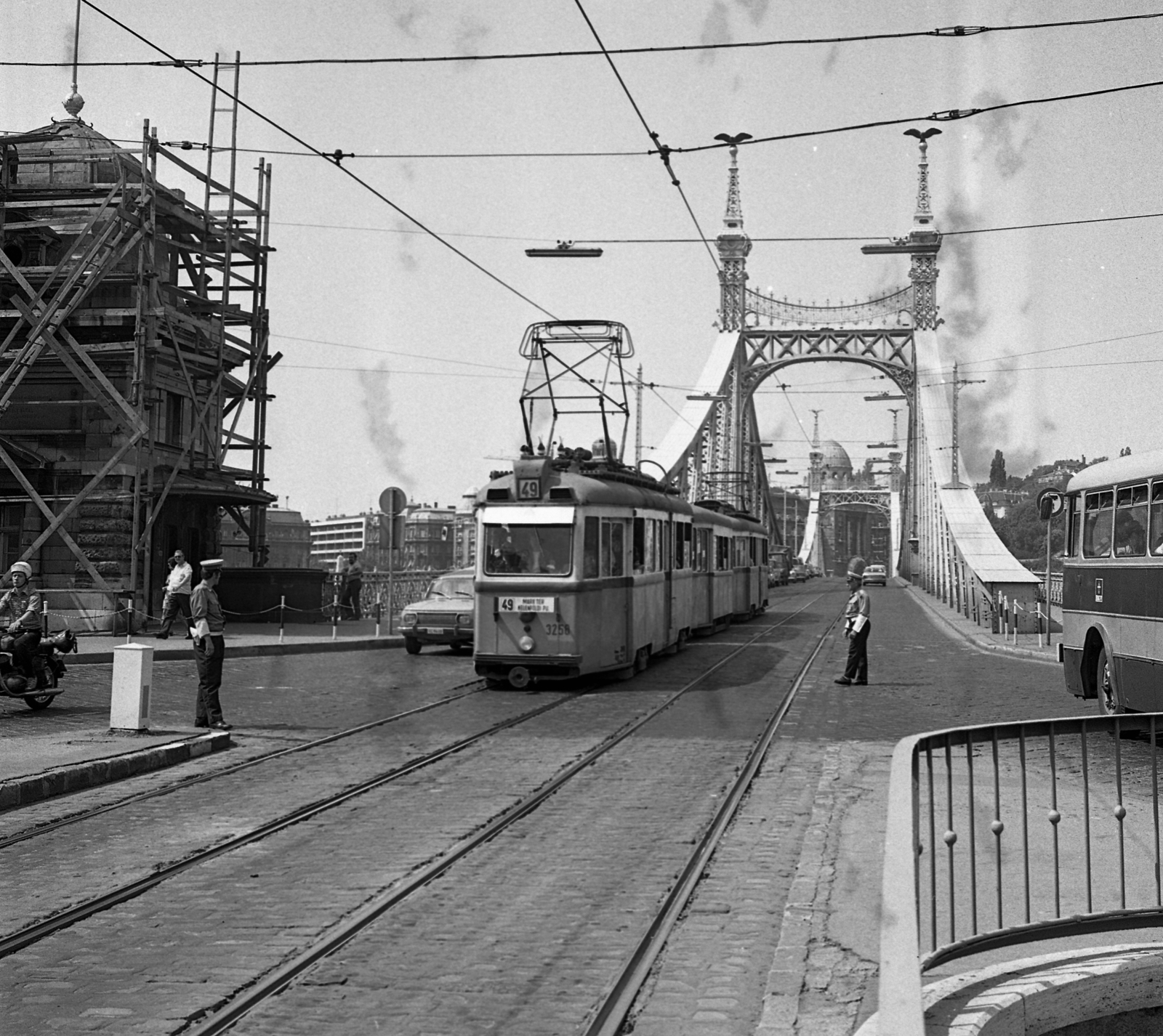 Magyarország, Budapest IX., Fővám (Dimitrov) tér, szemben a Szabadság híd., 1975, Magyar Rendőr, autóbusz, rendőr, villamos, Budapest, Duna-híd, Feketeházy János-terv, viszonylatszám, Ikarus-márka, Ganz UV, Ganz-márka, Fortepan #66107