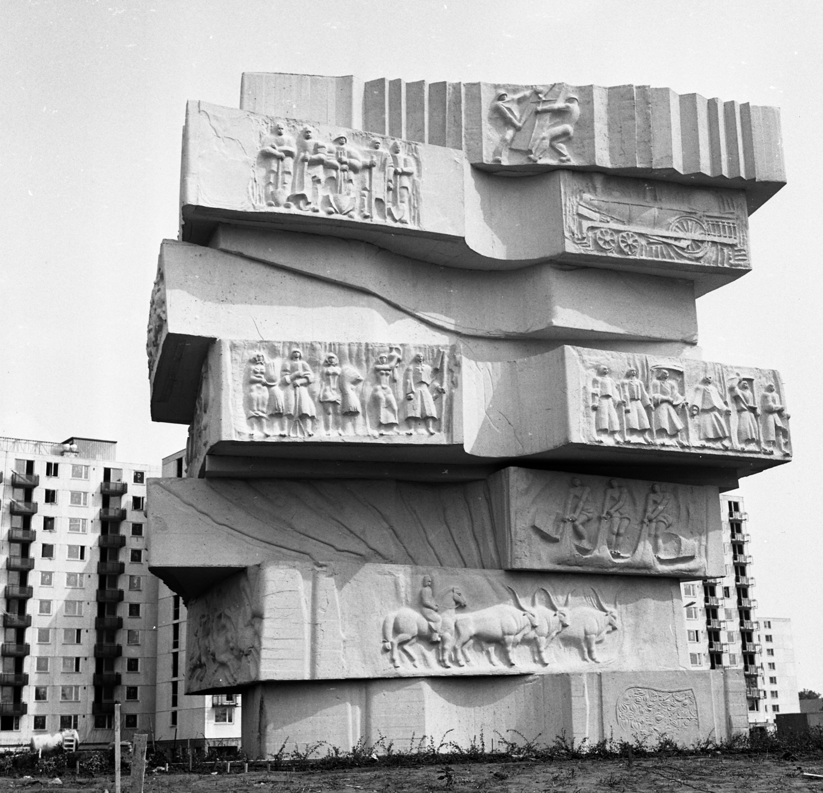 Magyarország, Szolnok, Jubileum tér, Jubileumi emlékmű (Gyurcsek Ferenc, Kampis Miklós 1975.)., 1975, Magyar Rendőr, magasház, Fortepan #66110