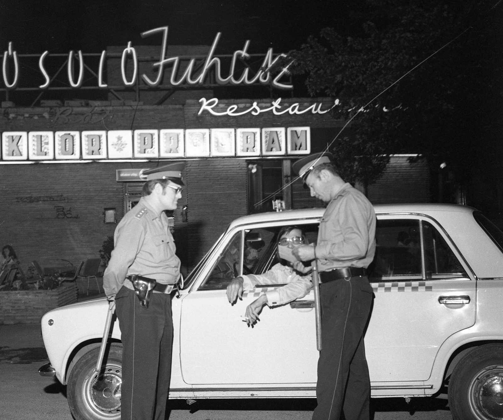 Hungary, Budapest XI., Kelenhegyi út 58., Búsuló Juhász Étterem., 1975, Magyar Rendőr, restaurant, taxicab, Lada-brand, cop, identity check, automobile, Budapest, sideburns, Fortepan #66116