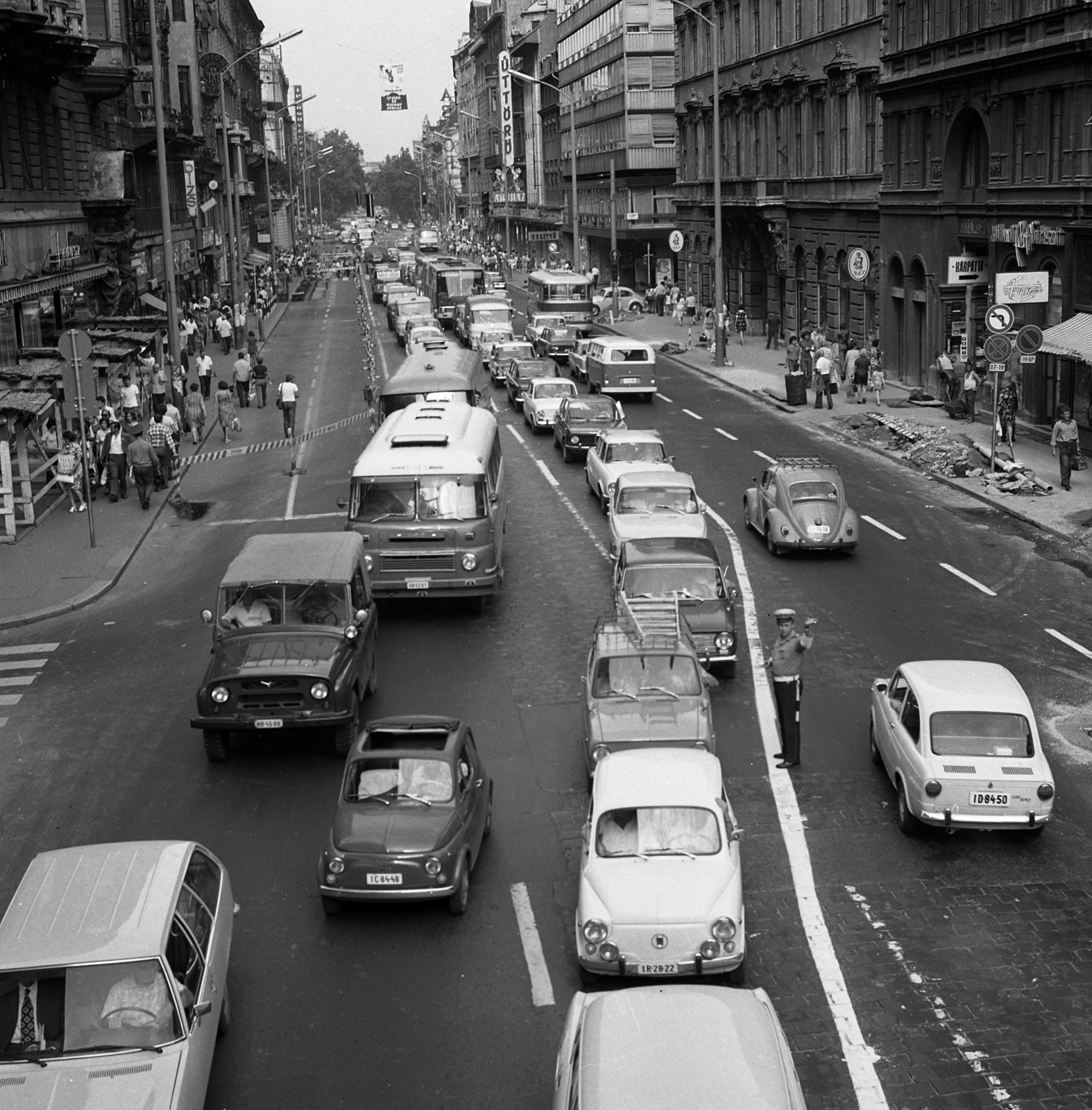 Magyarország, Budapest V., Kossuth Lajos utca az Astoria kereszteződés felé nézve., 1975, Magyar Rendőr, Fiat-márka, Volkswagen-márka, rendszám, Fiat 850, Fiat 500, Volkswagen Bogár, Fiat 600, Volkswagen Typ2, Budapest, Volkswagen Transporter 2, Fortepan #66117