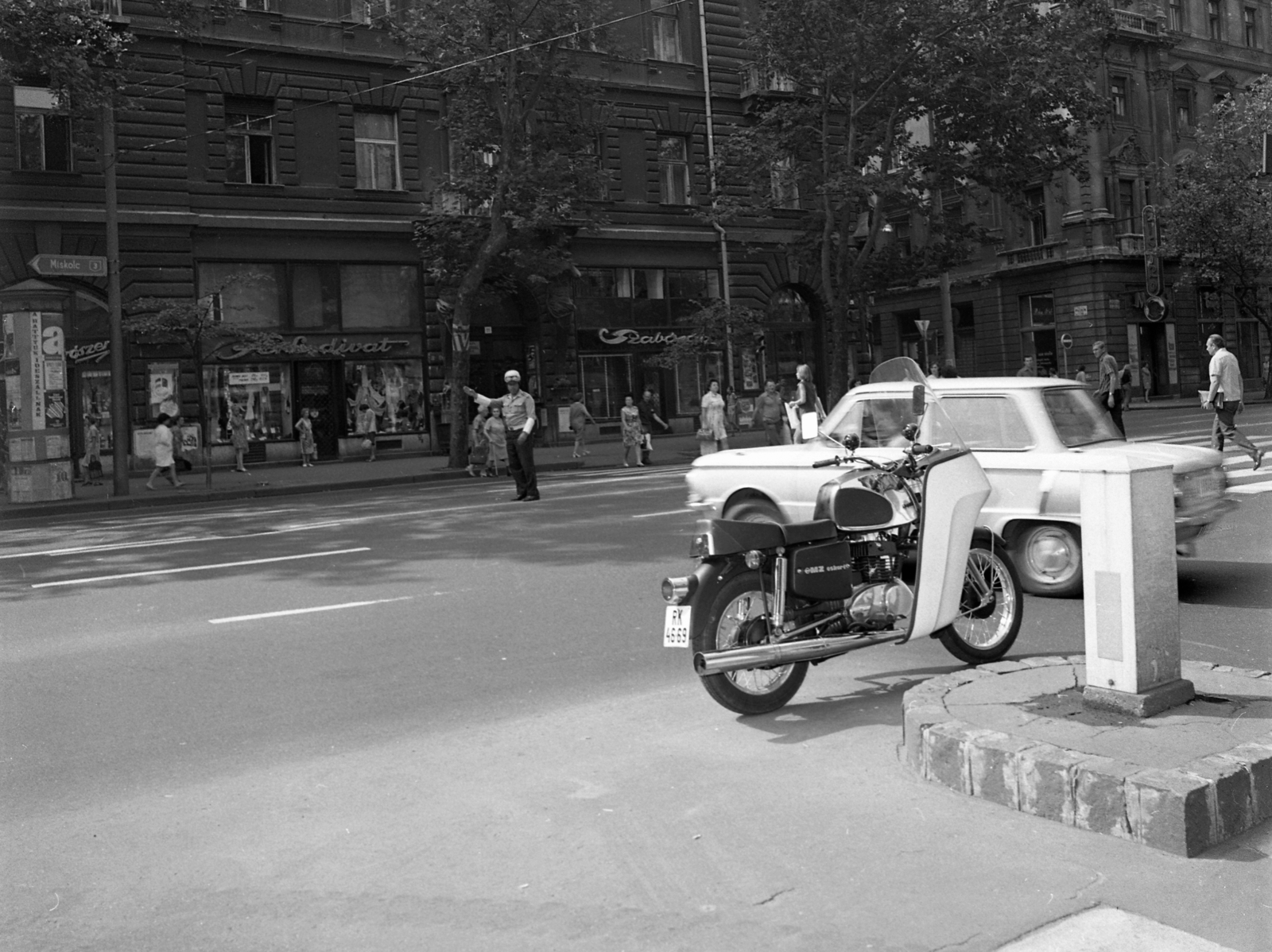 Magyarország, Budapest VIII.,Budapest VII., Rákóczi út, szemben jobbra a Puskin utca torkolata a Síp utcától nézve.., 1975, Magyar Rendőr, motorkerékpár, járókelő, utcakép, életkép, Zaporozsec-márka, rendőr, hirdetőoszlop, rendszám, Budapest, MZ TS250/1, gyalogátkelő, Fortepan #66123