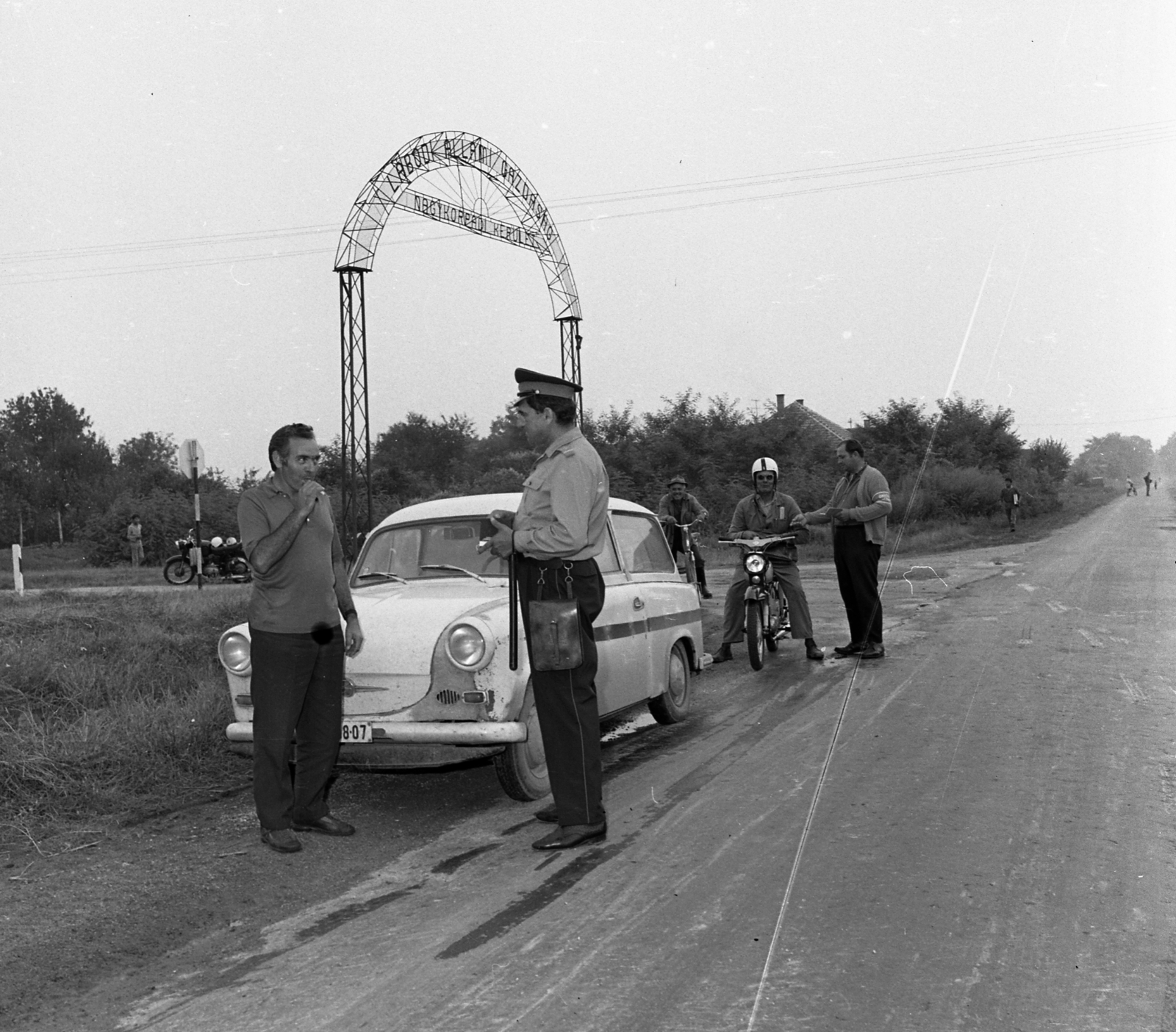 Magyarország, Nagykorpád, Szabadság utca, balra a Lábodi Állami Gazdasághoz vezető Május 1. utca., 1975, Magyar Rendőr, Trabant 600, Fortepan #66128